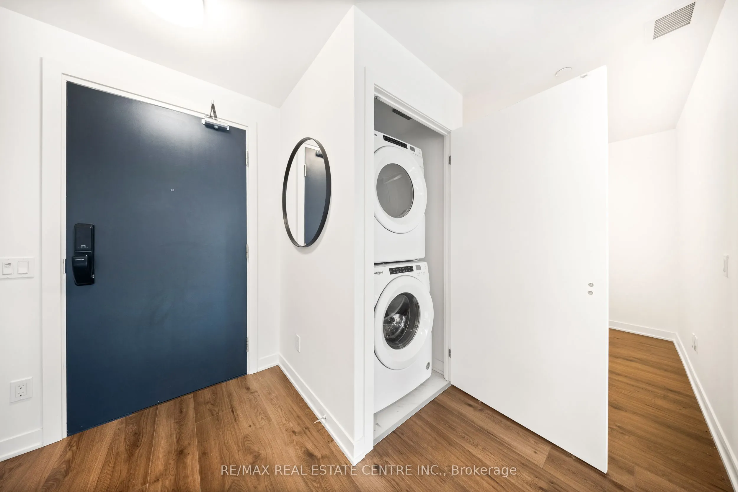 405 Dundas Street W, #813