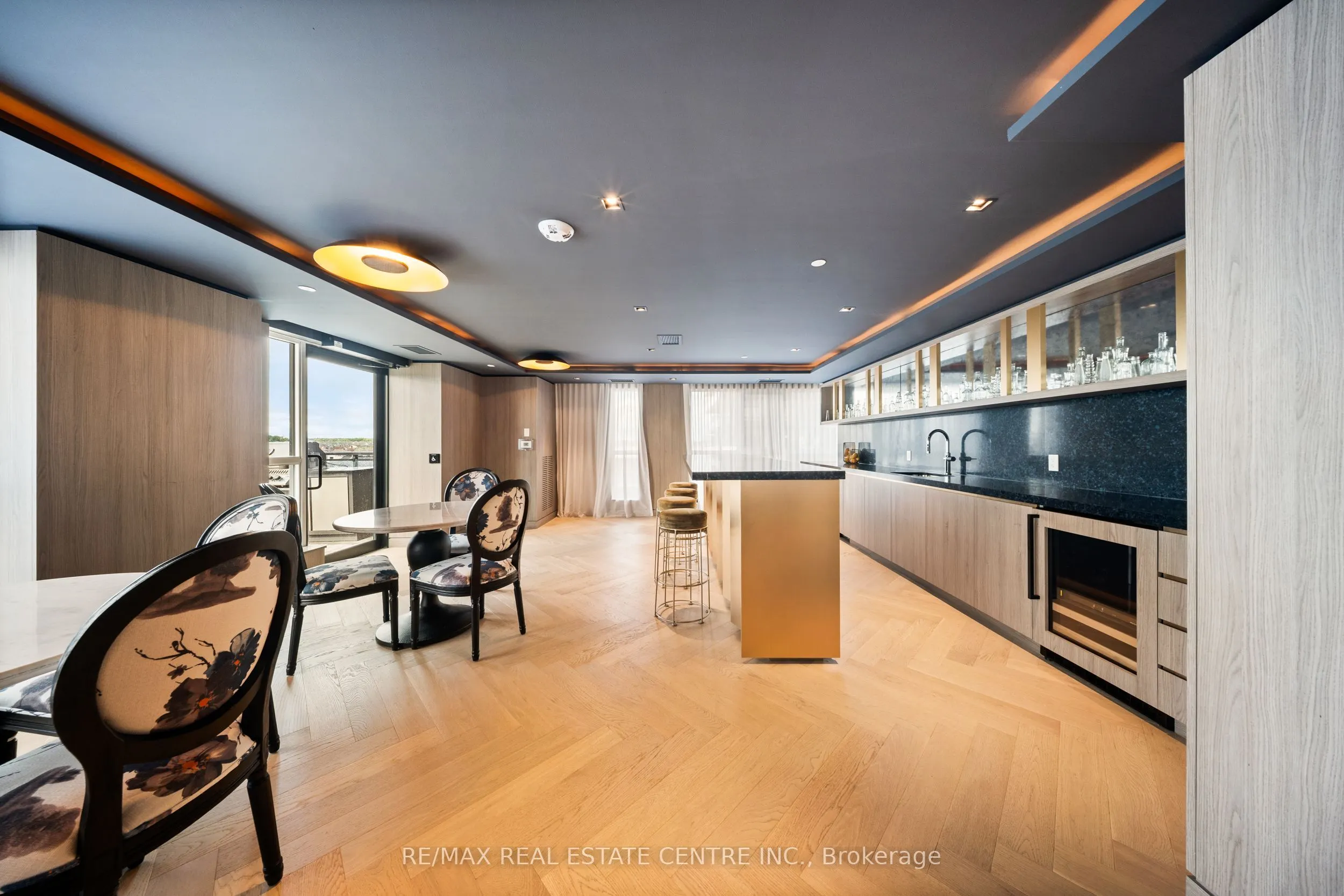 405 Dundas Street W, #813