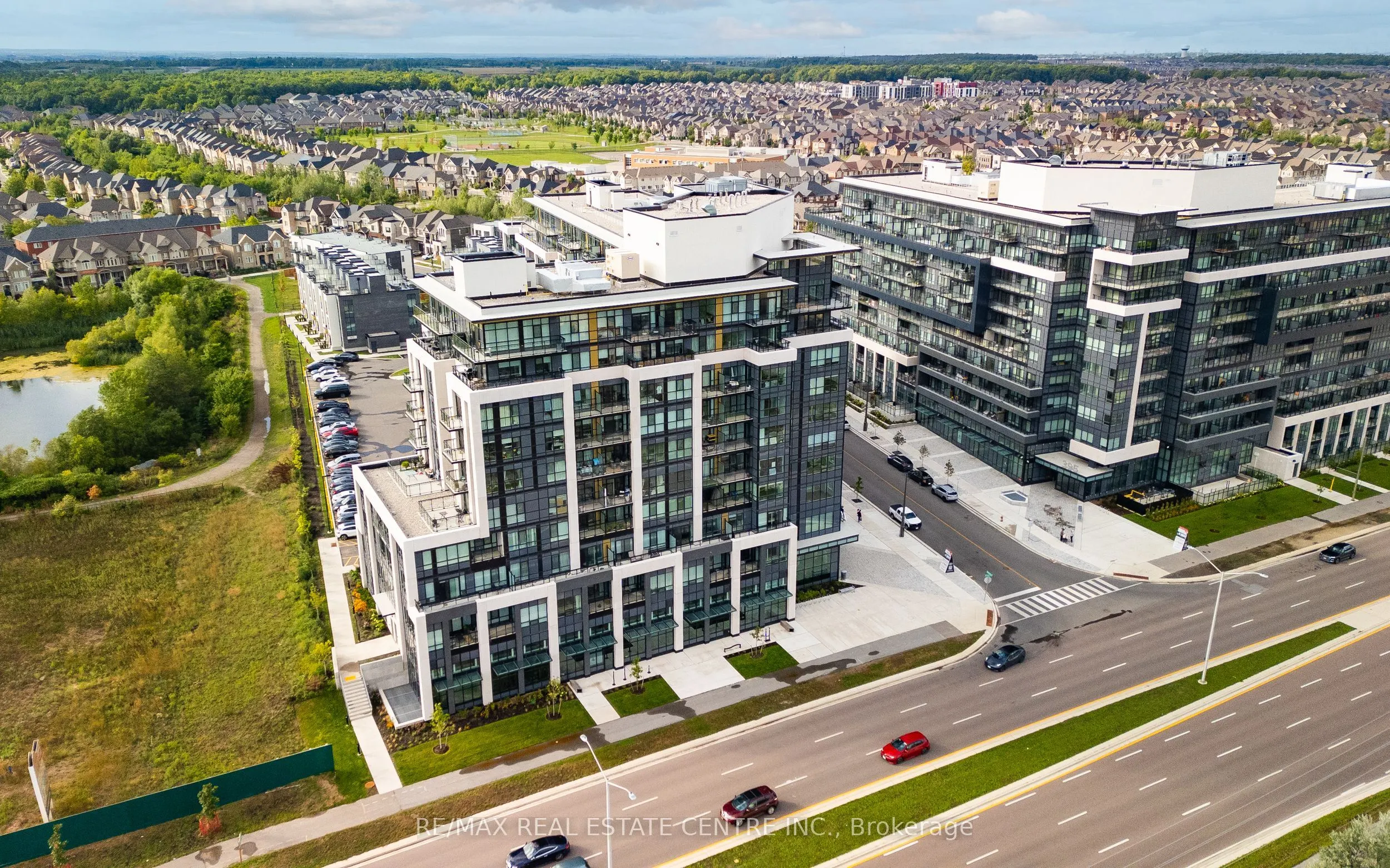 405 Dundas Street W, #813