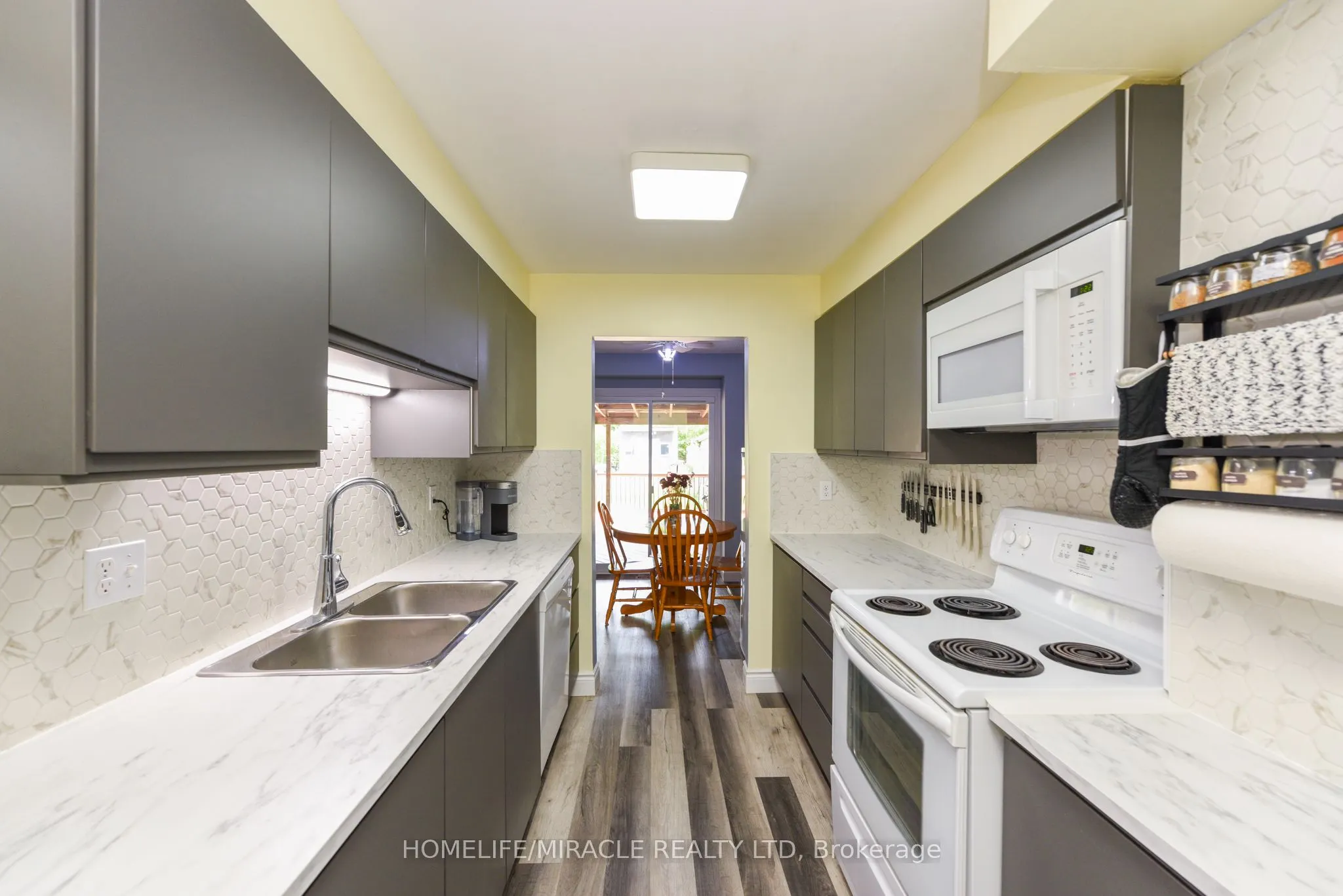 282 Royal Salisbury Way