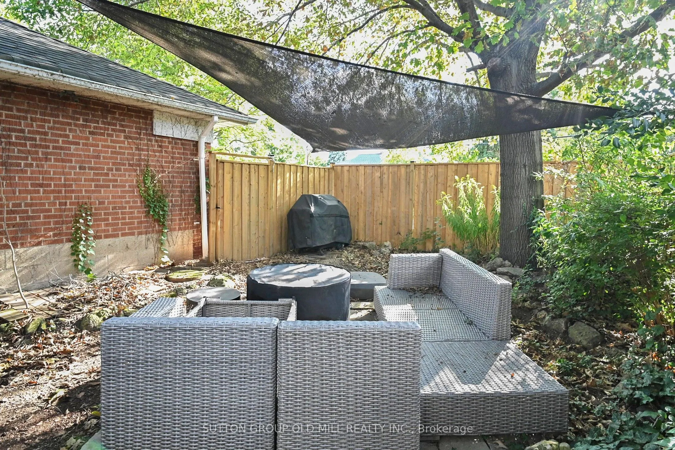 1 Ravenscrest Drive