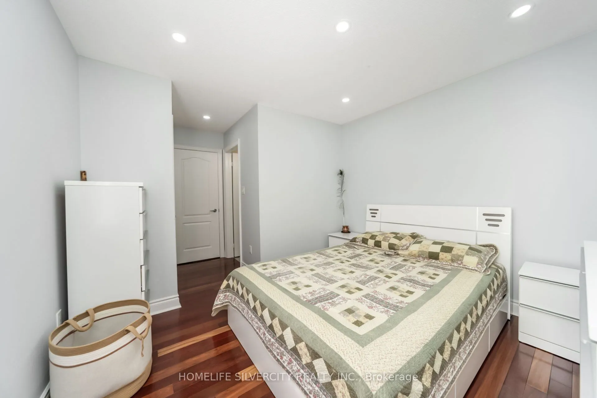 1587 Hallstone Road