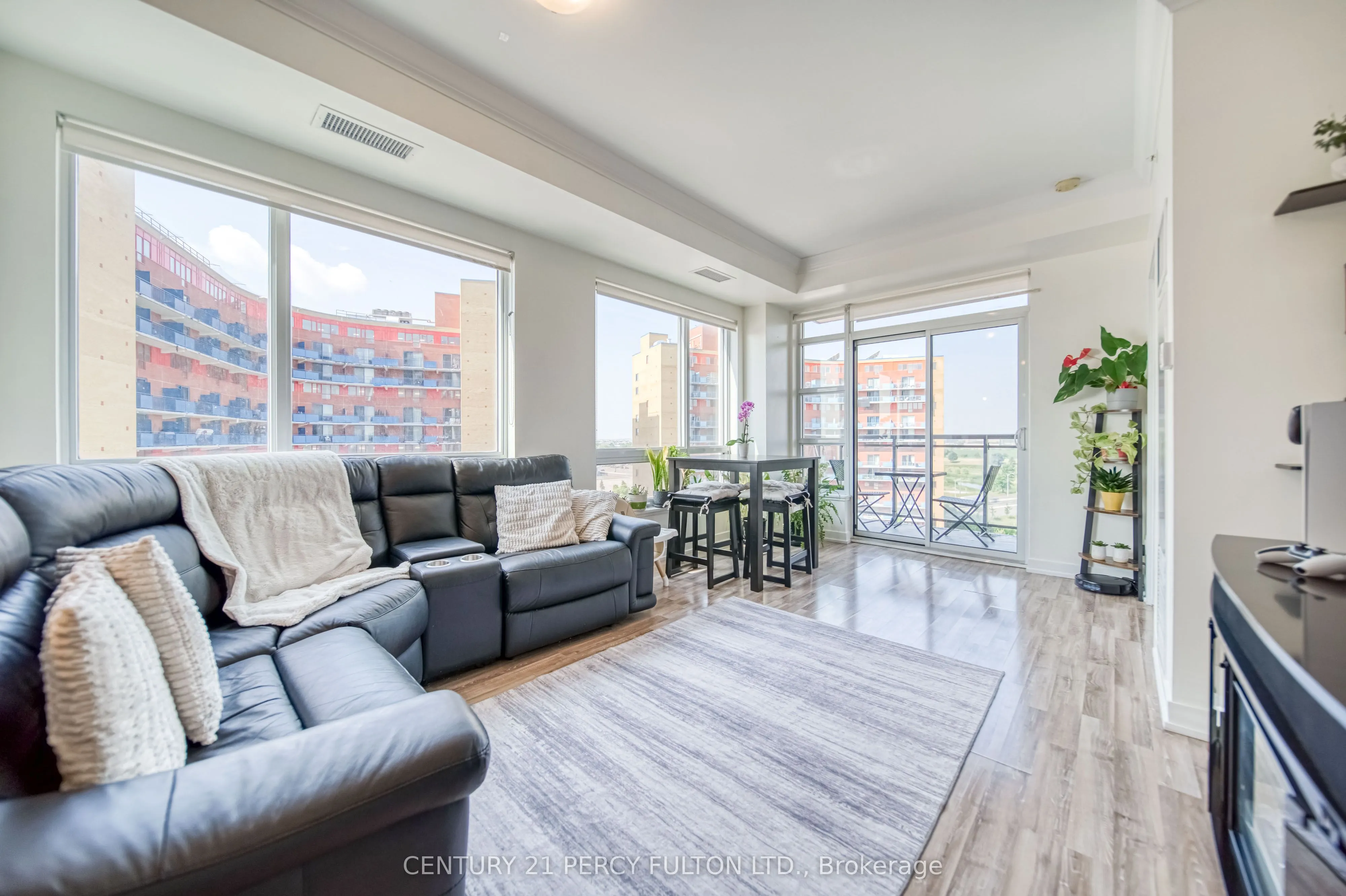 840 Queens Plate Drive, #902