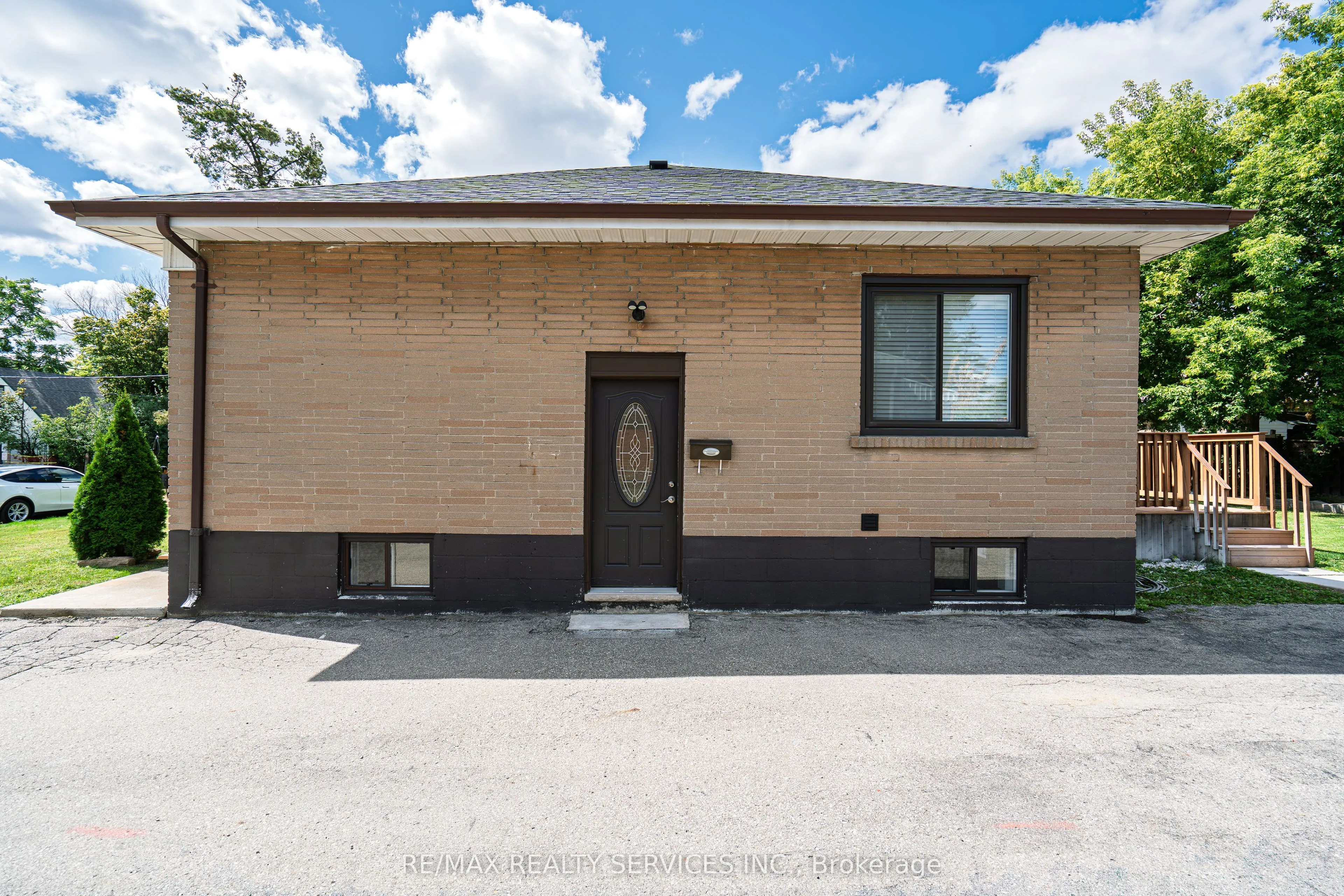 32 Eastern Avenue