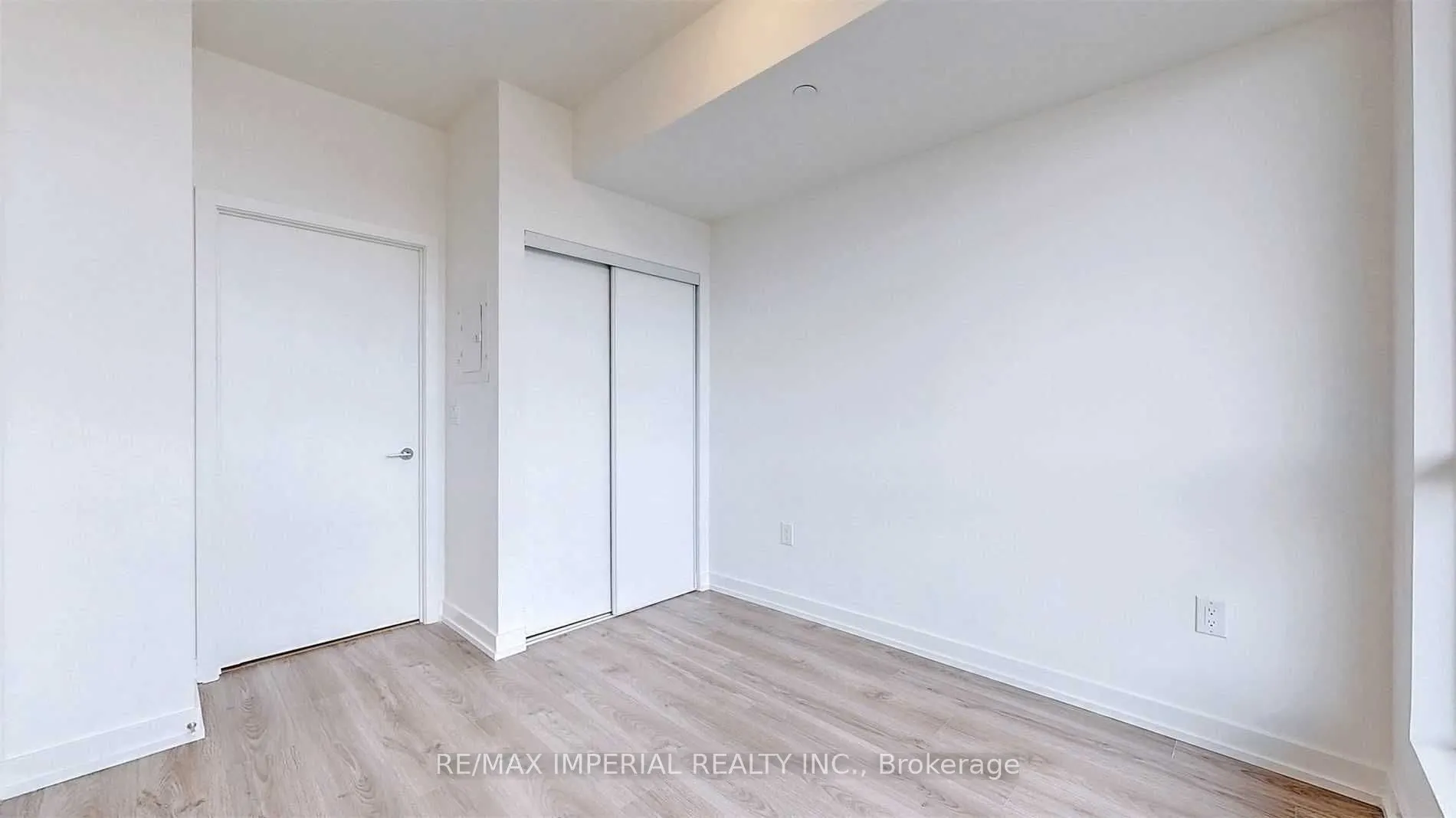 10 De Boers Drive, #1102