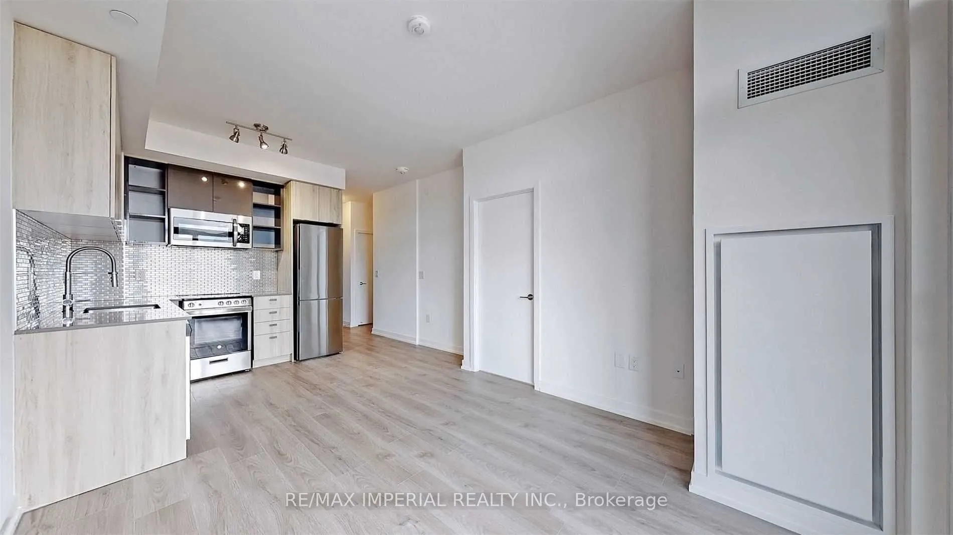 10 De Boers Drive, #1102