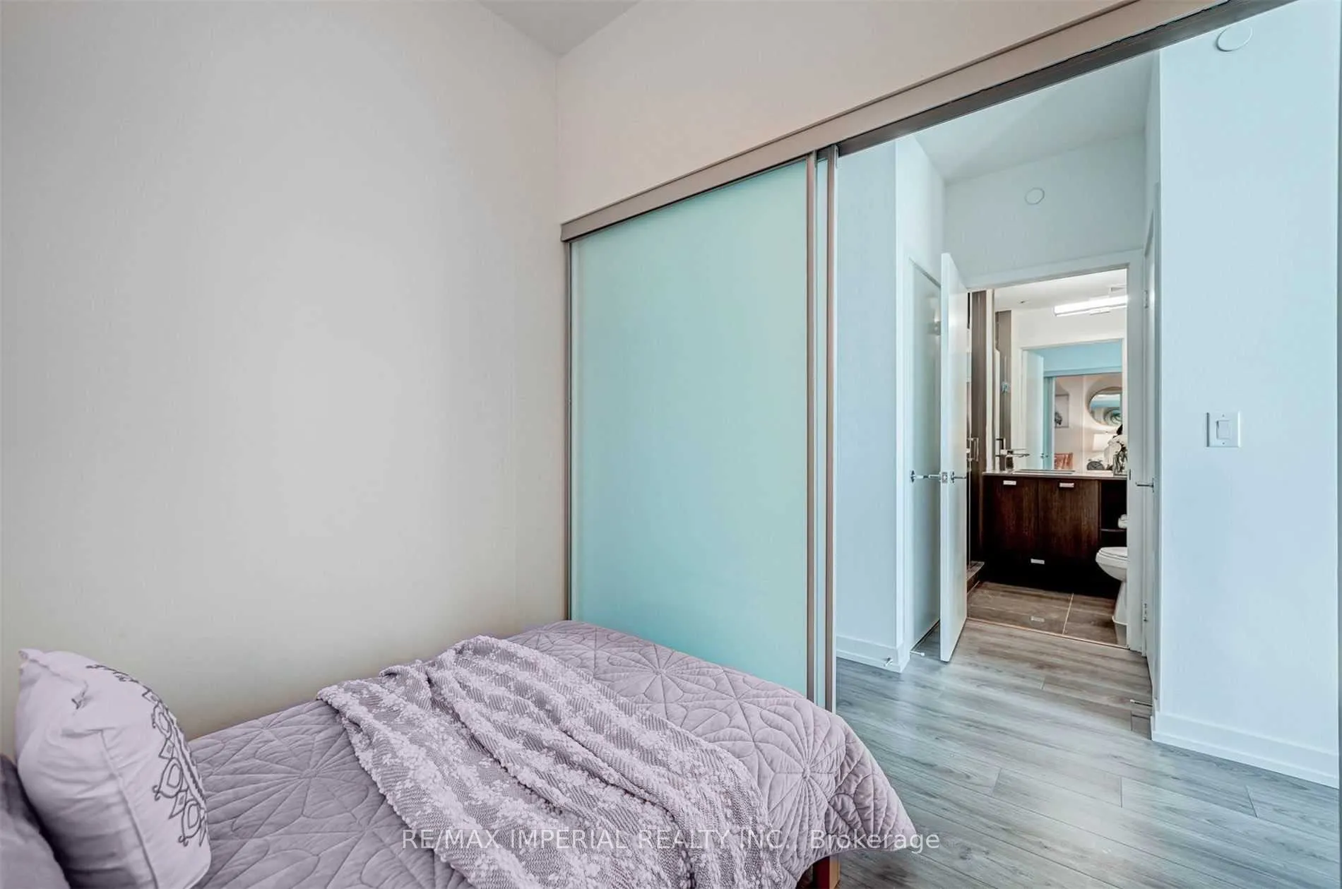 10 De Boers Drive, #1102