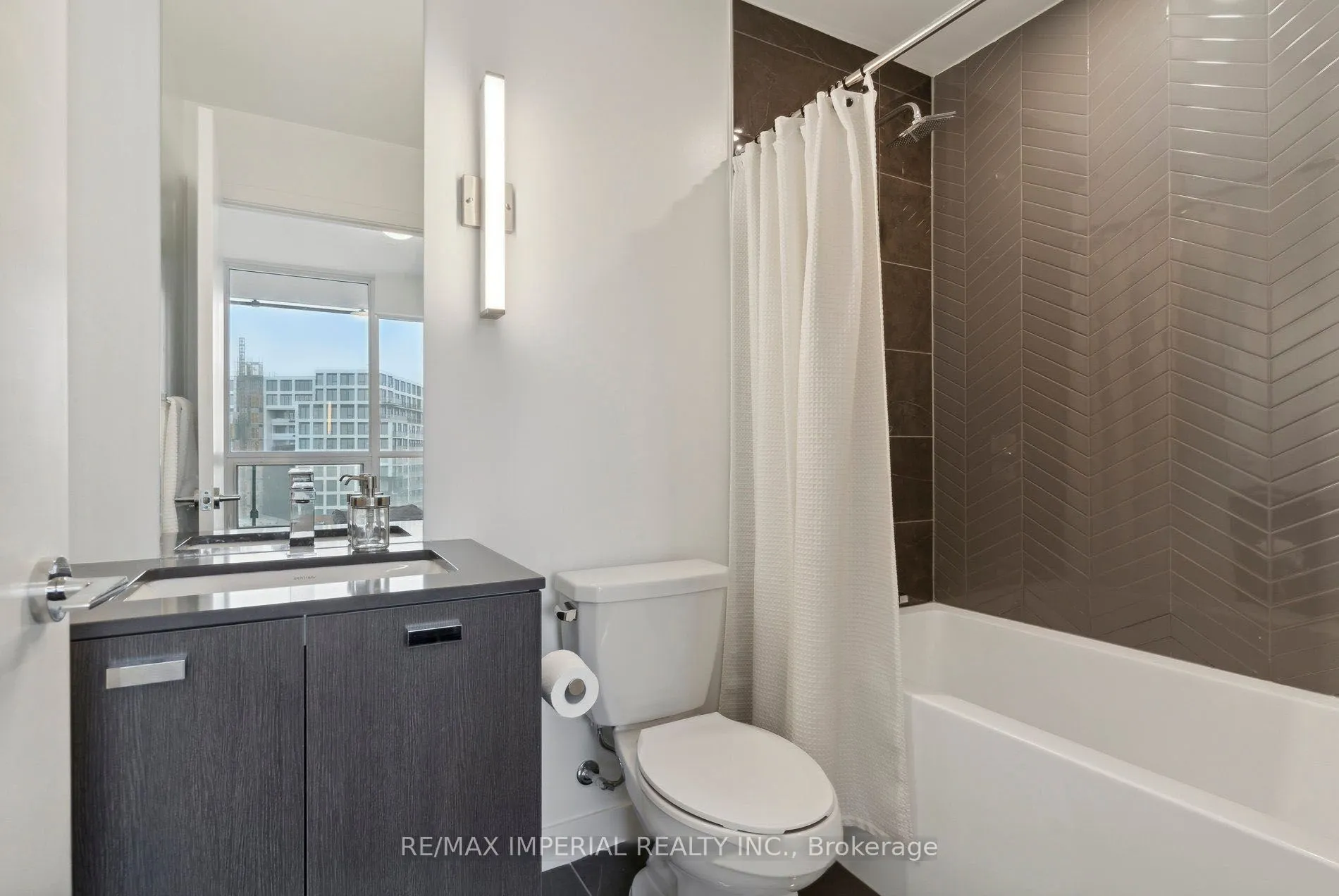 10 De Boers Drive, #1102