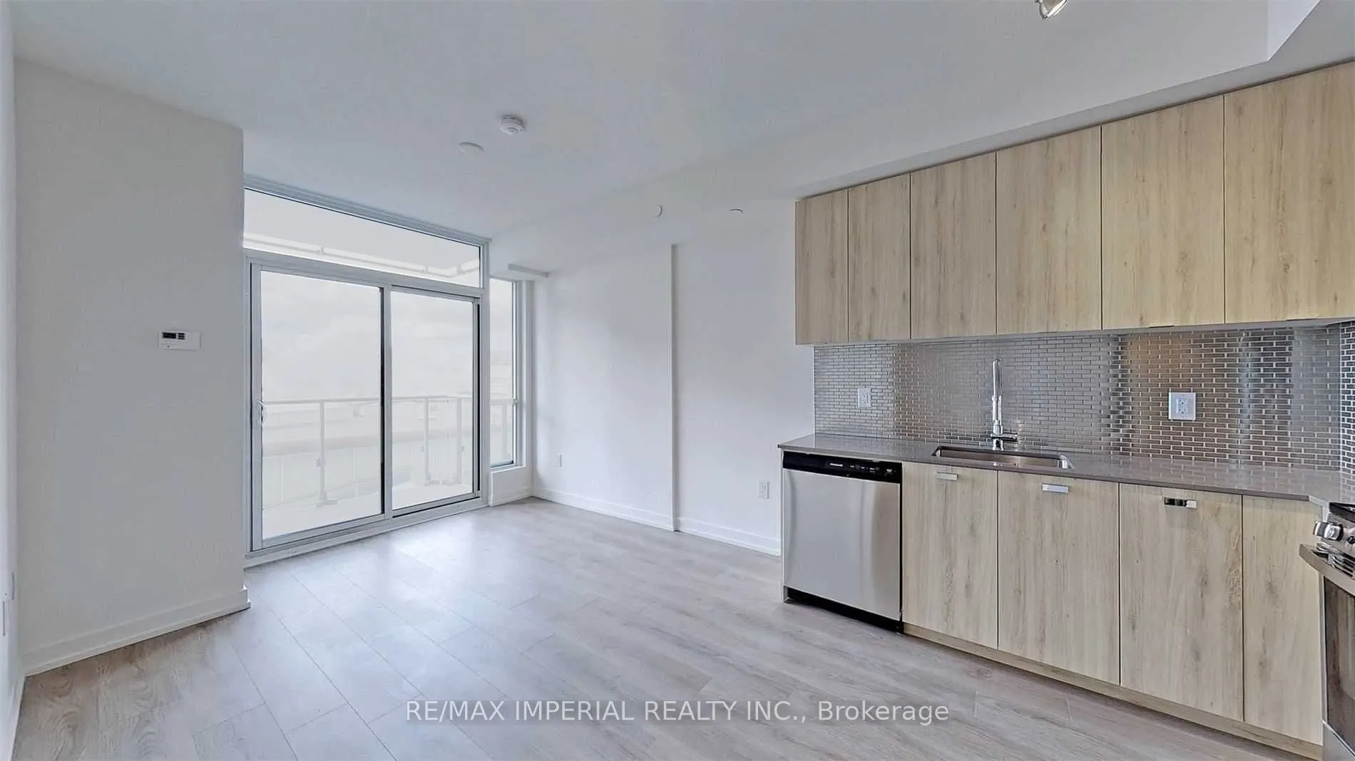 10 De Boers Drive, #1102