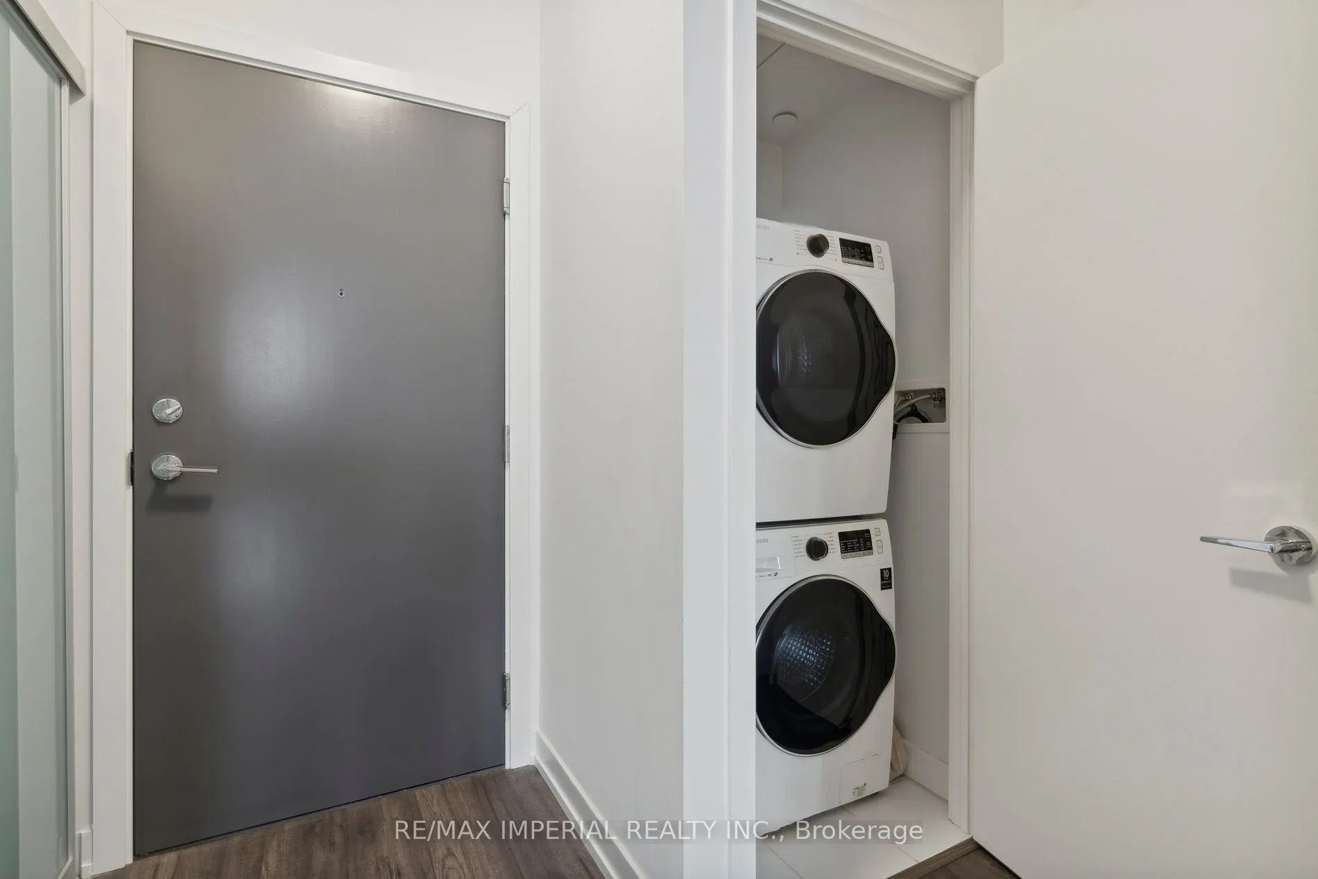 10 De Boers Drive, #1102