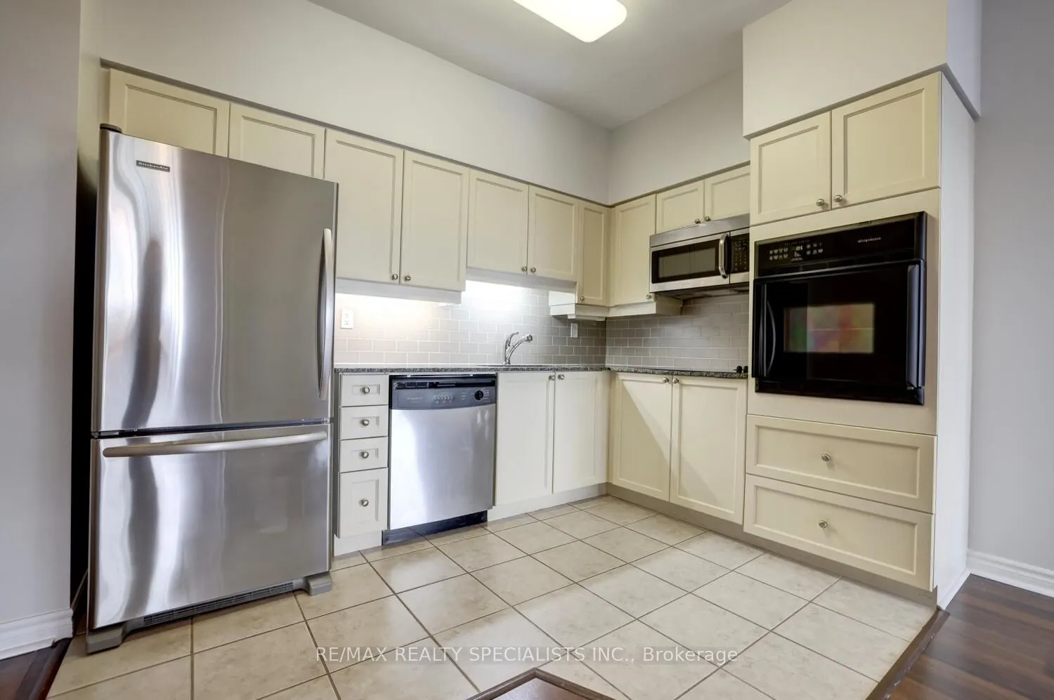 810 Scollard Court, #404