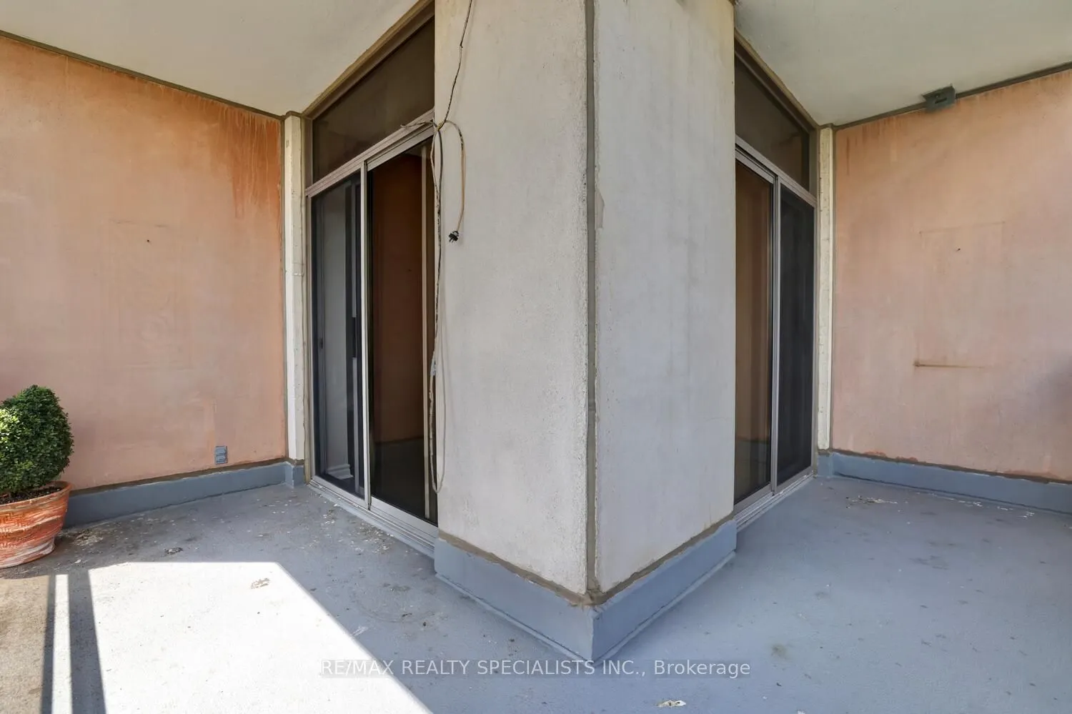 810 Scollard Court, #404