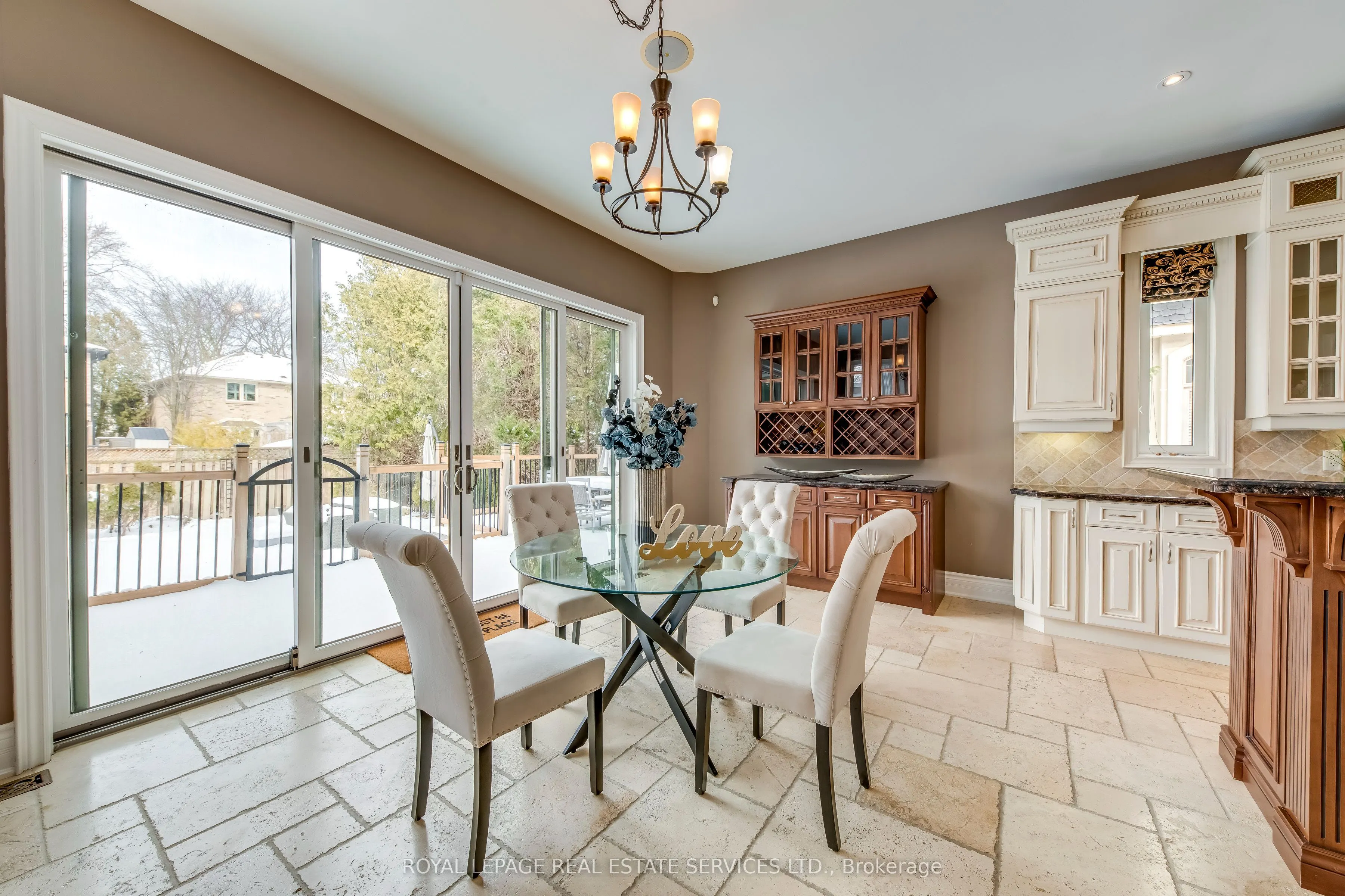 3341 Lakeshore Road