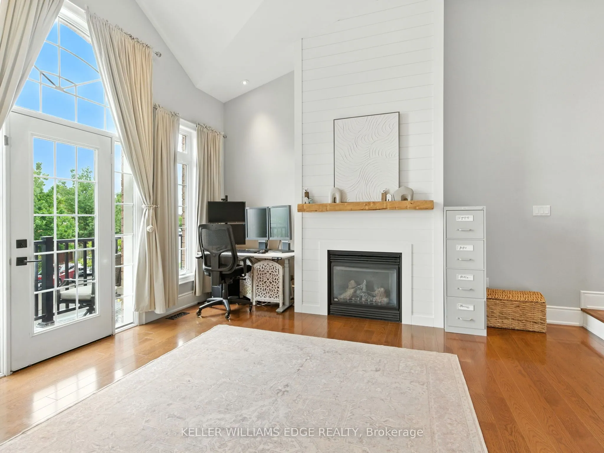 200 Giddings Crescent E