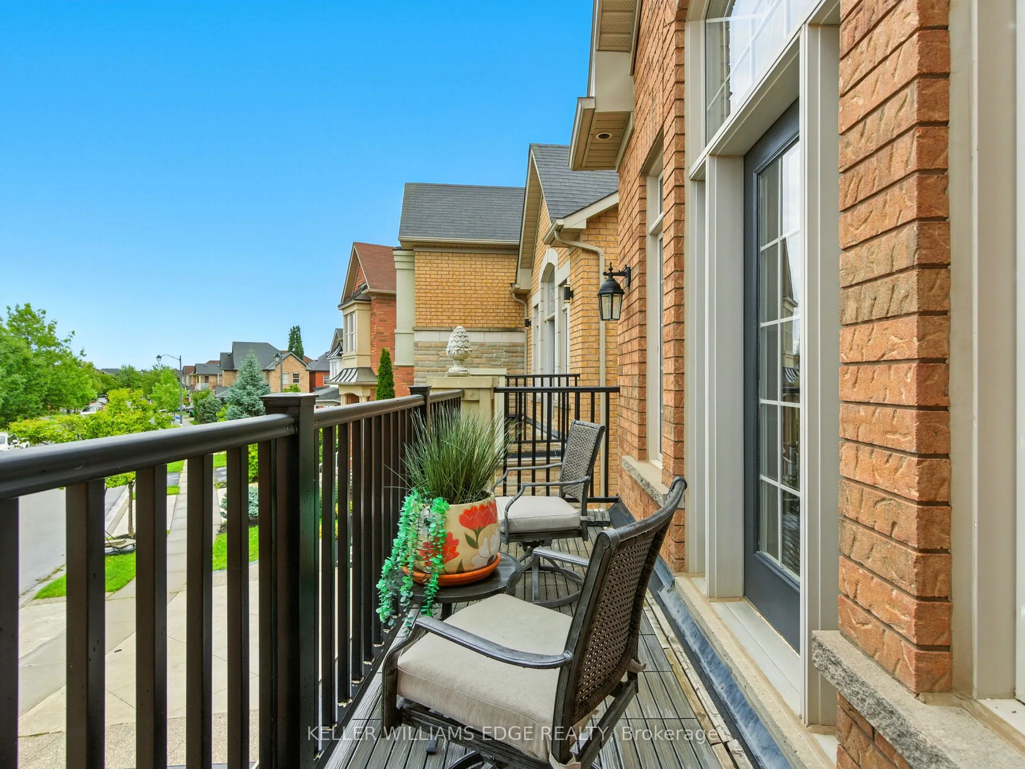 200 Giddings Crescent E