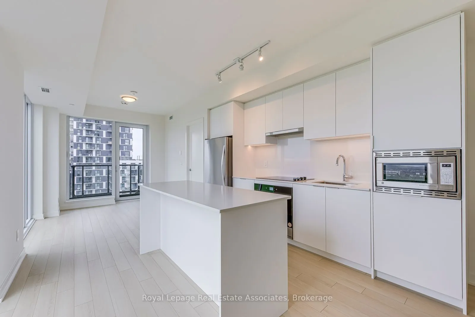3079 Trafalgar Road, #903