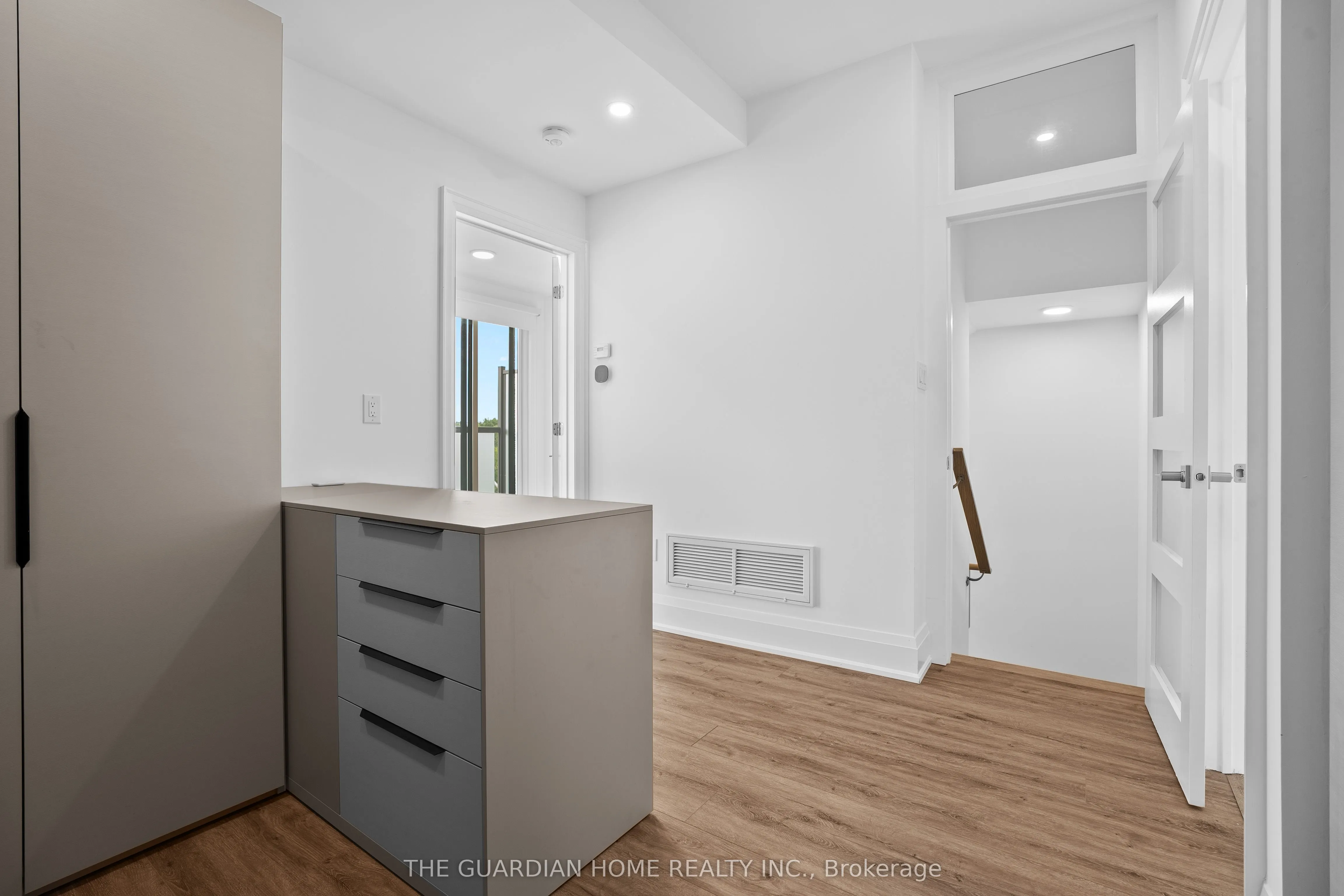121 High Street W, #4