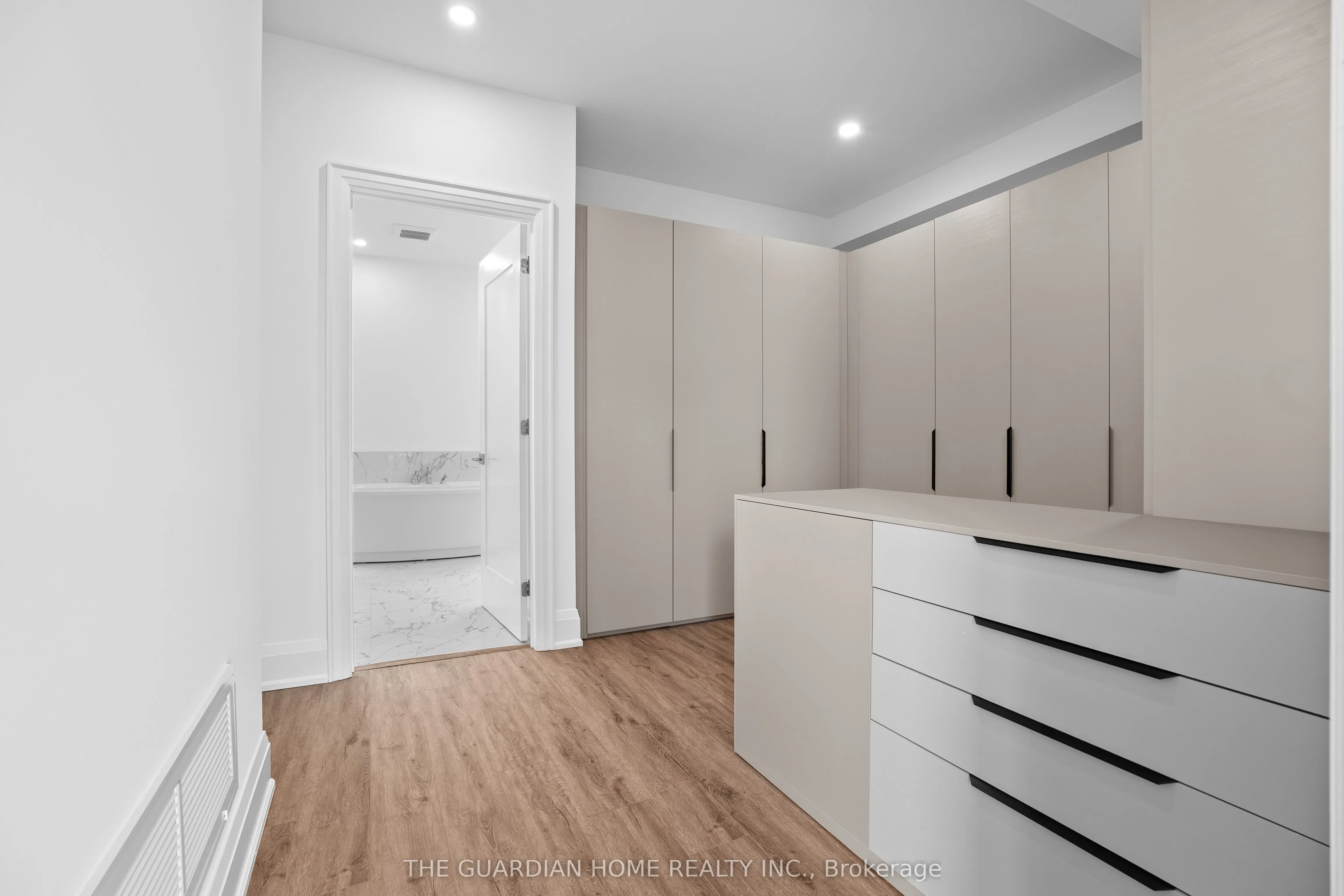 121 High Street W, #4