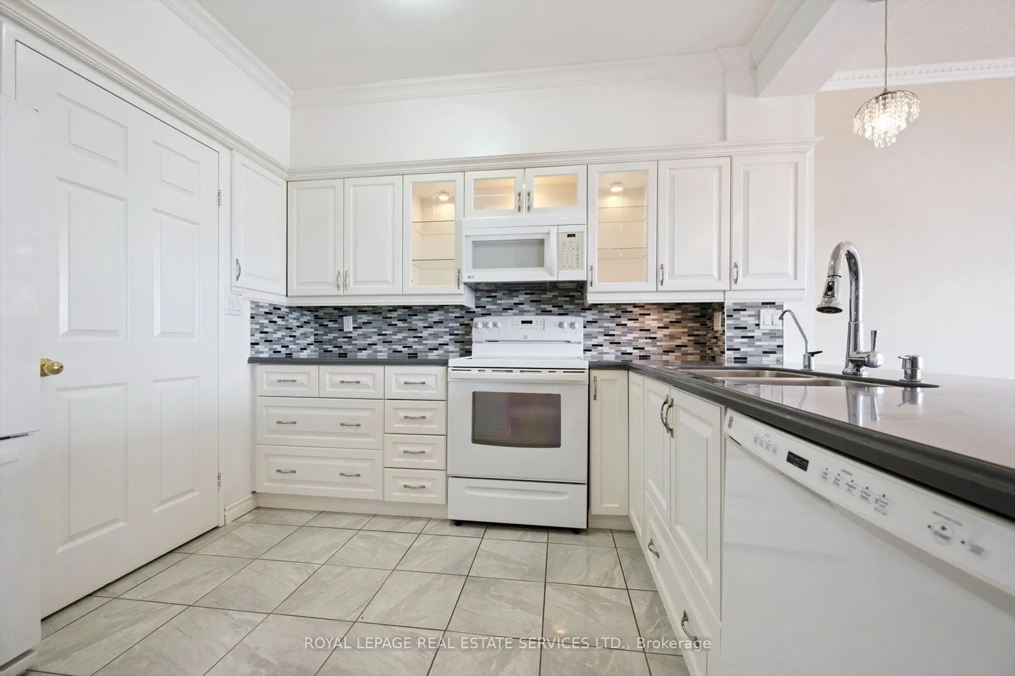 2511 Lakeshore Road W, #608