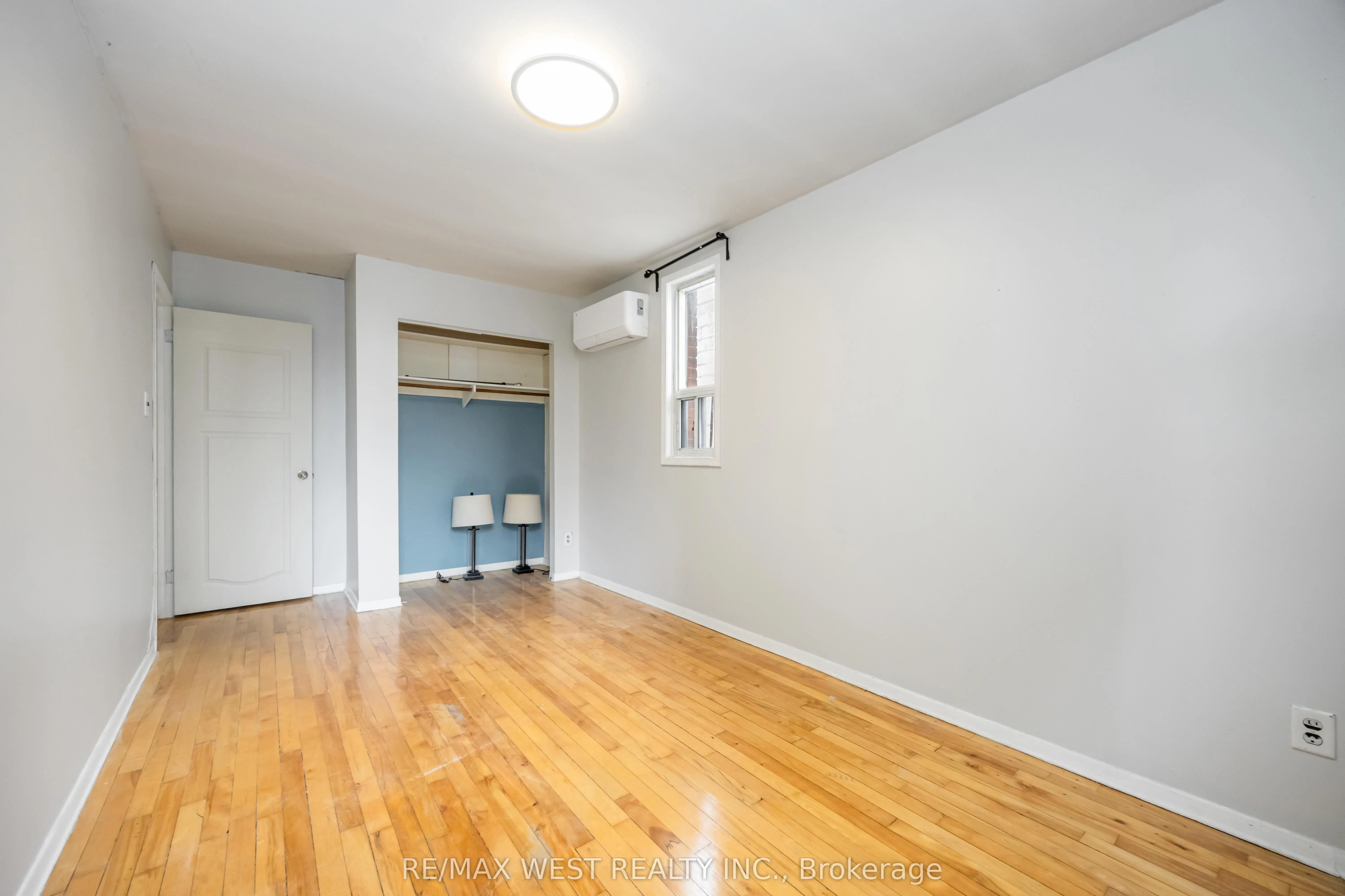 4990 Dundas Street W
