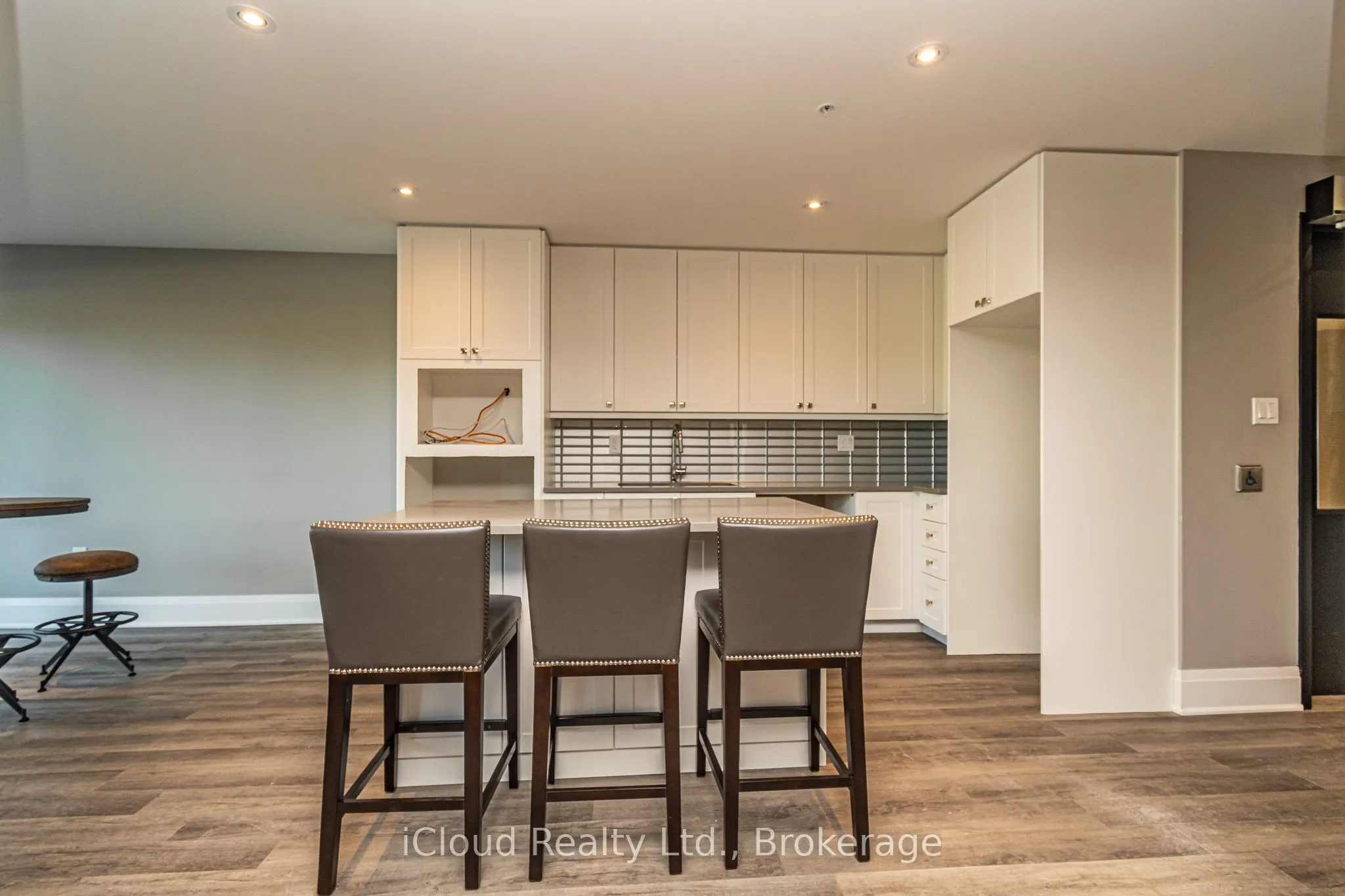 610 Farmstead Road, #526