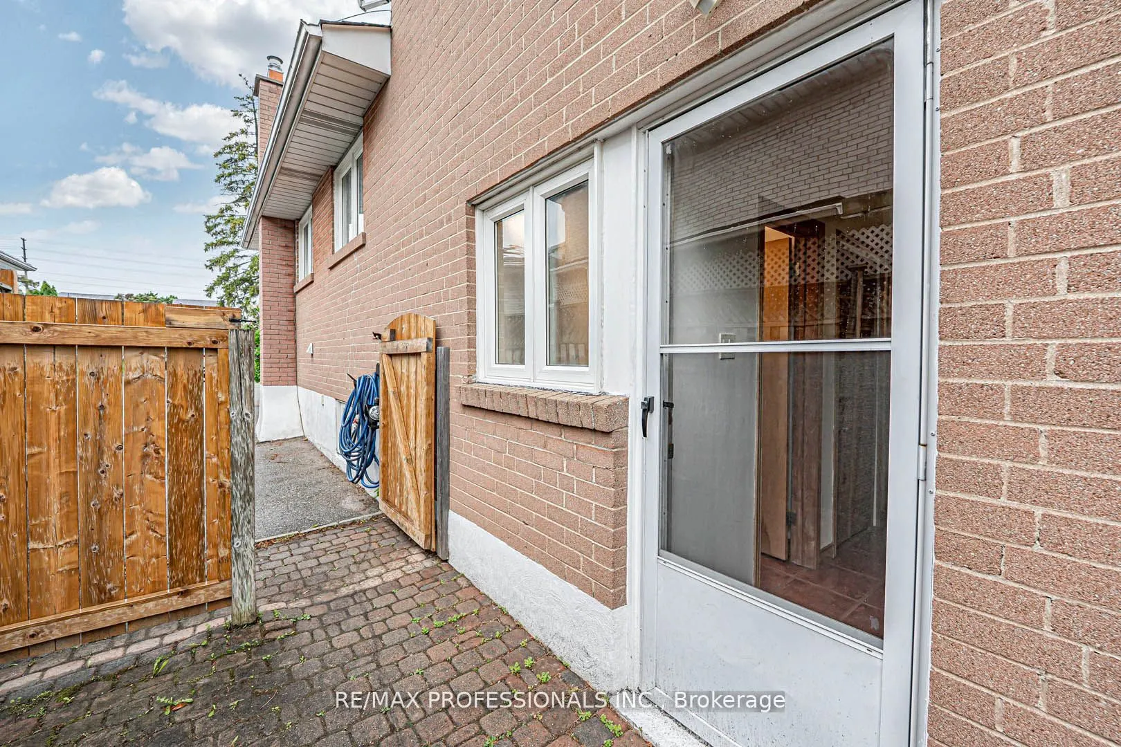 1784 Sandgate Crescent