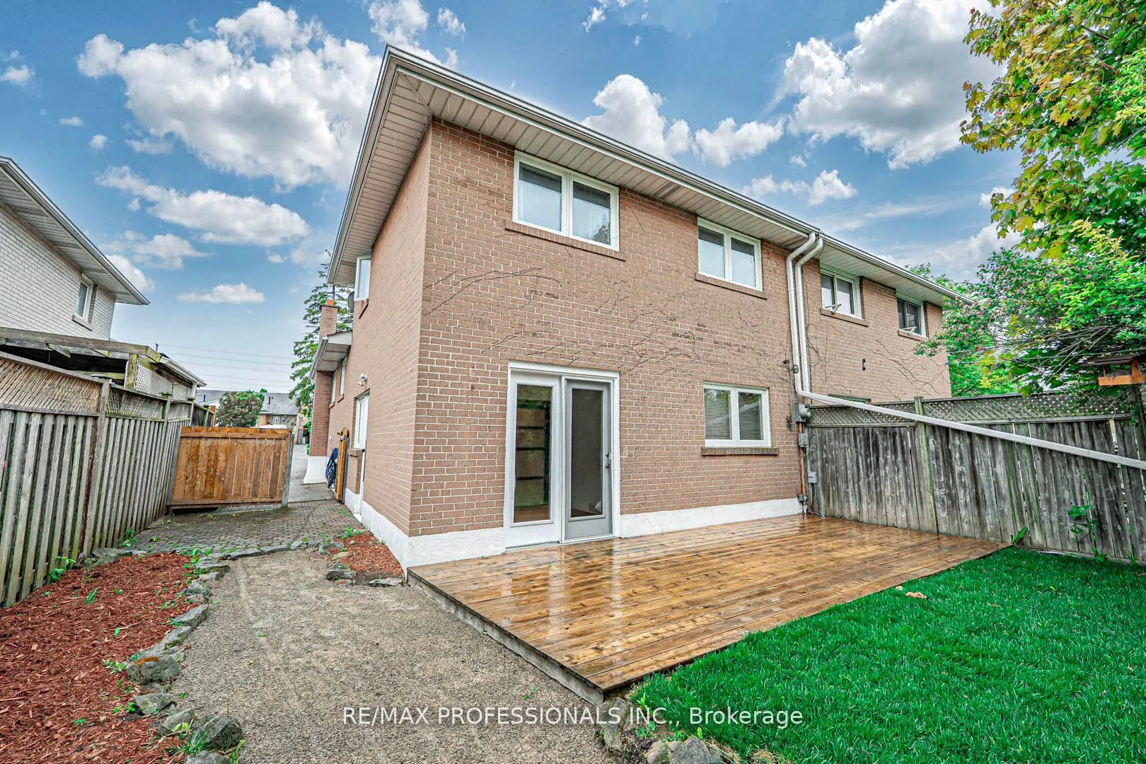 1784 Sandgate Crescent