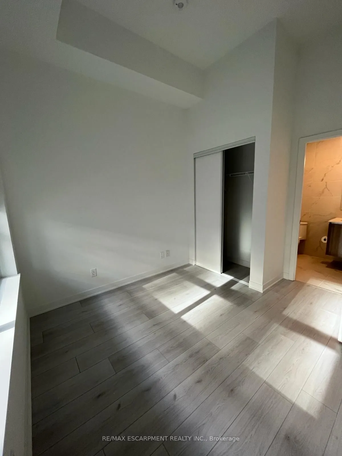 405 Dundas Street W, #225