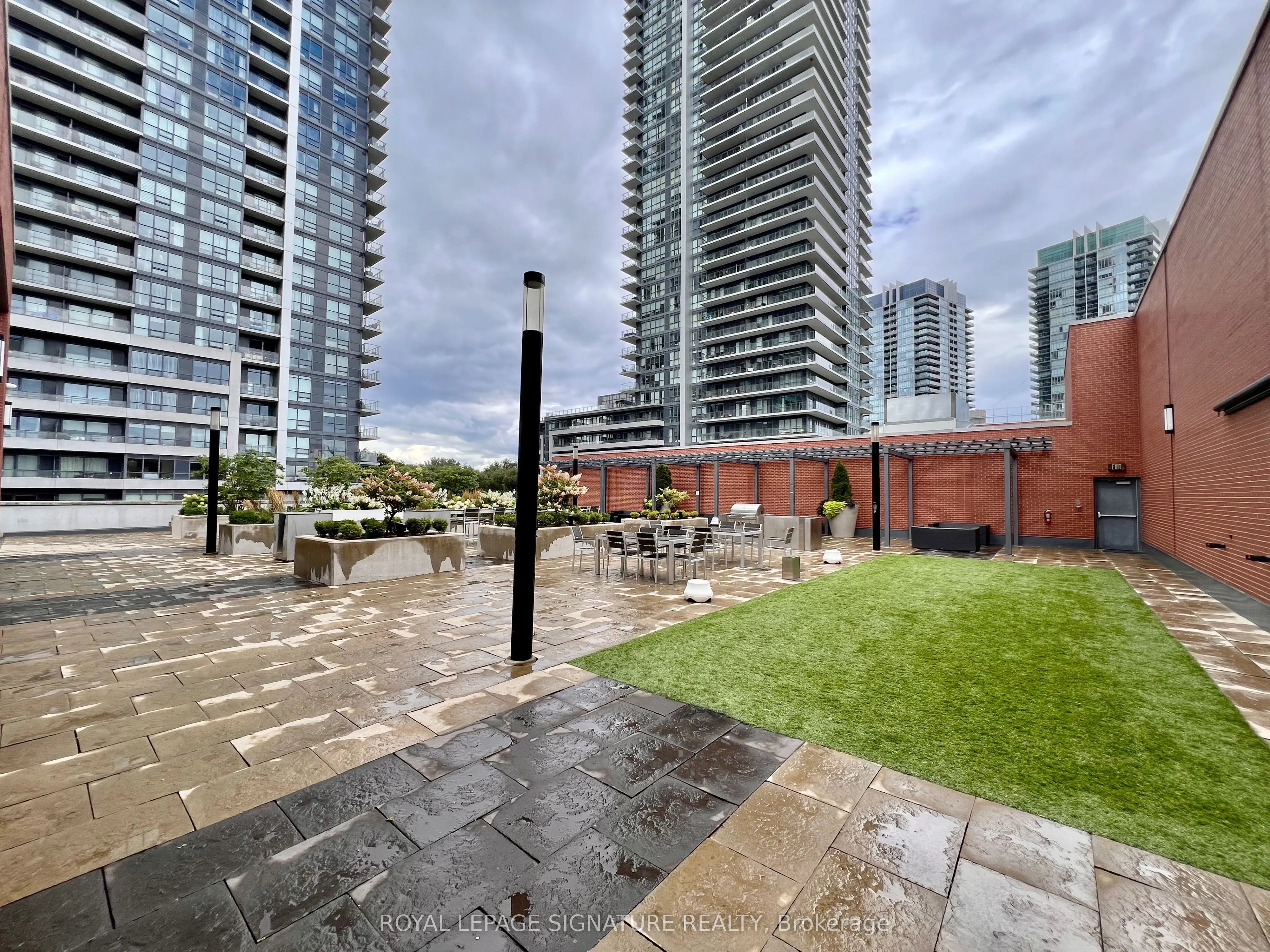 2200 Lakeshore Boulevard W, #802