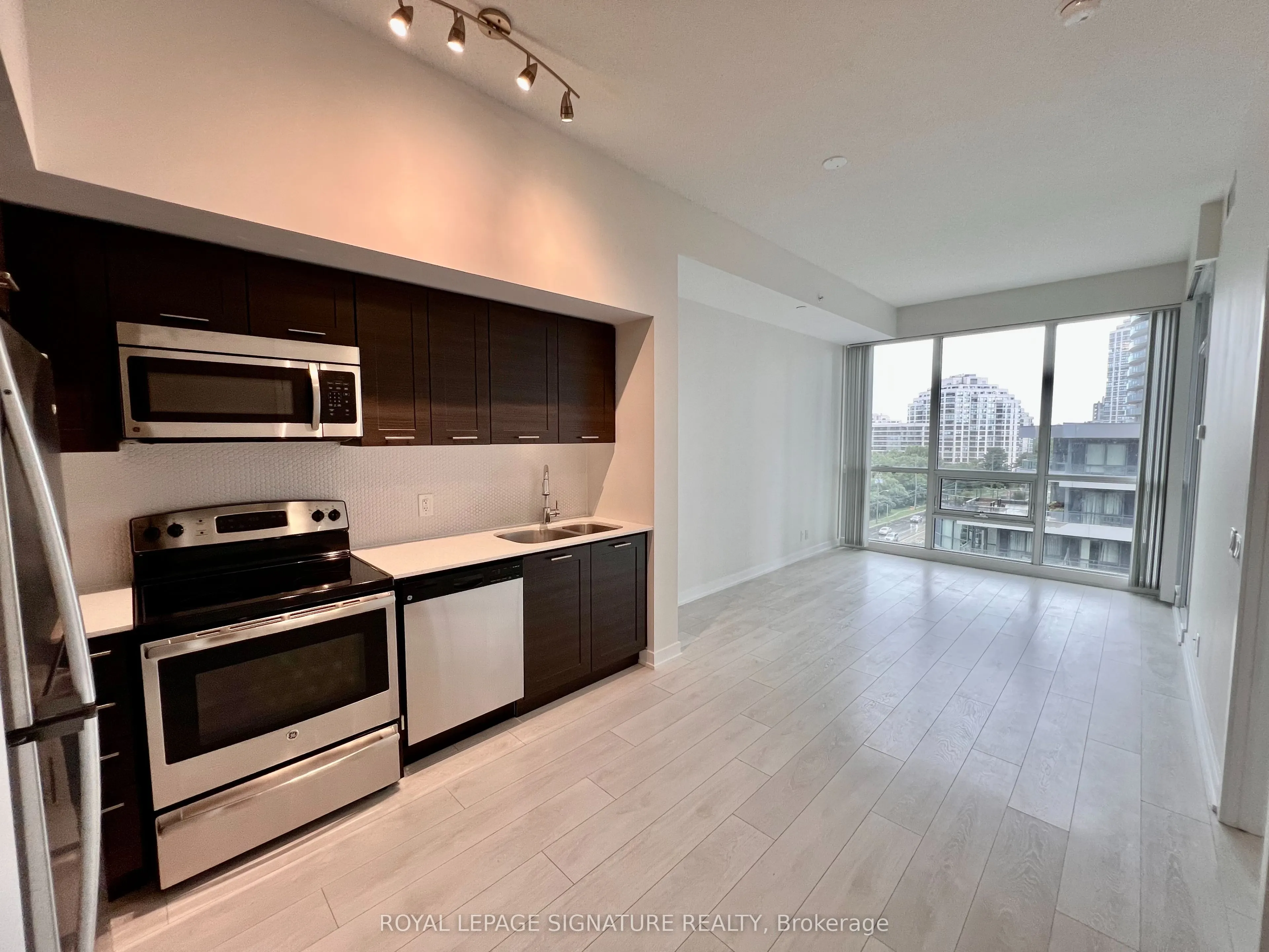 2200 Lakeshore Boulevard W, #802