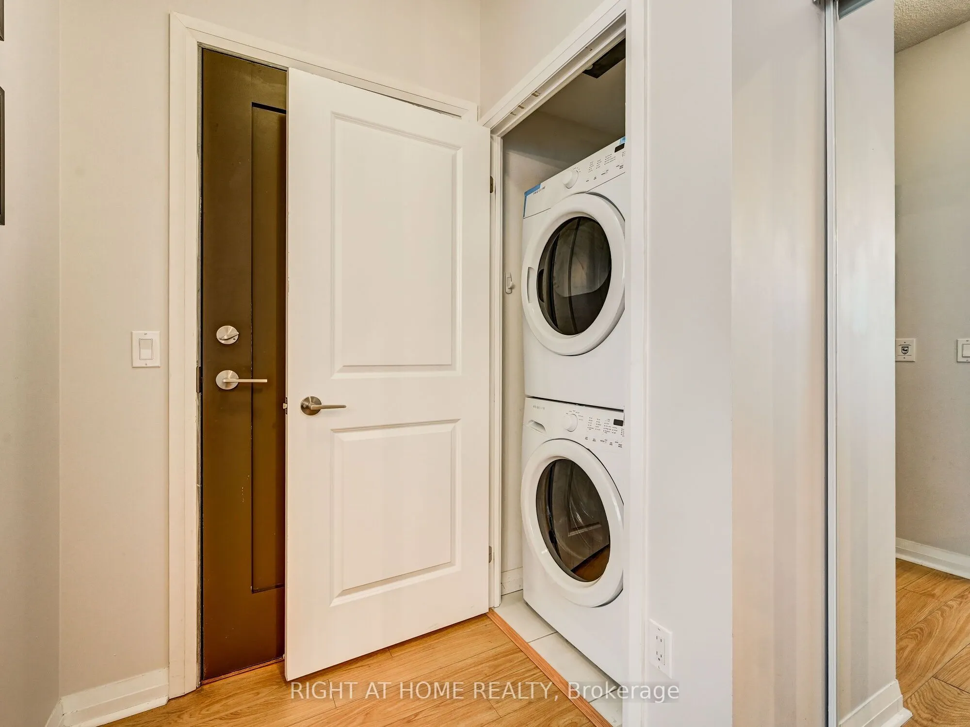55 Eglinton Avenue W, #2001