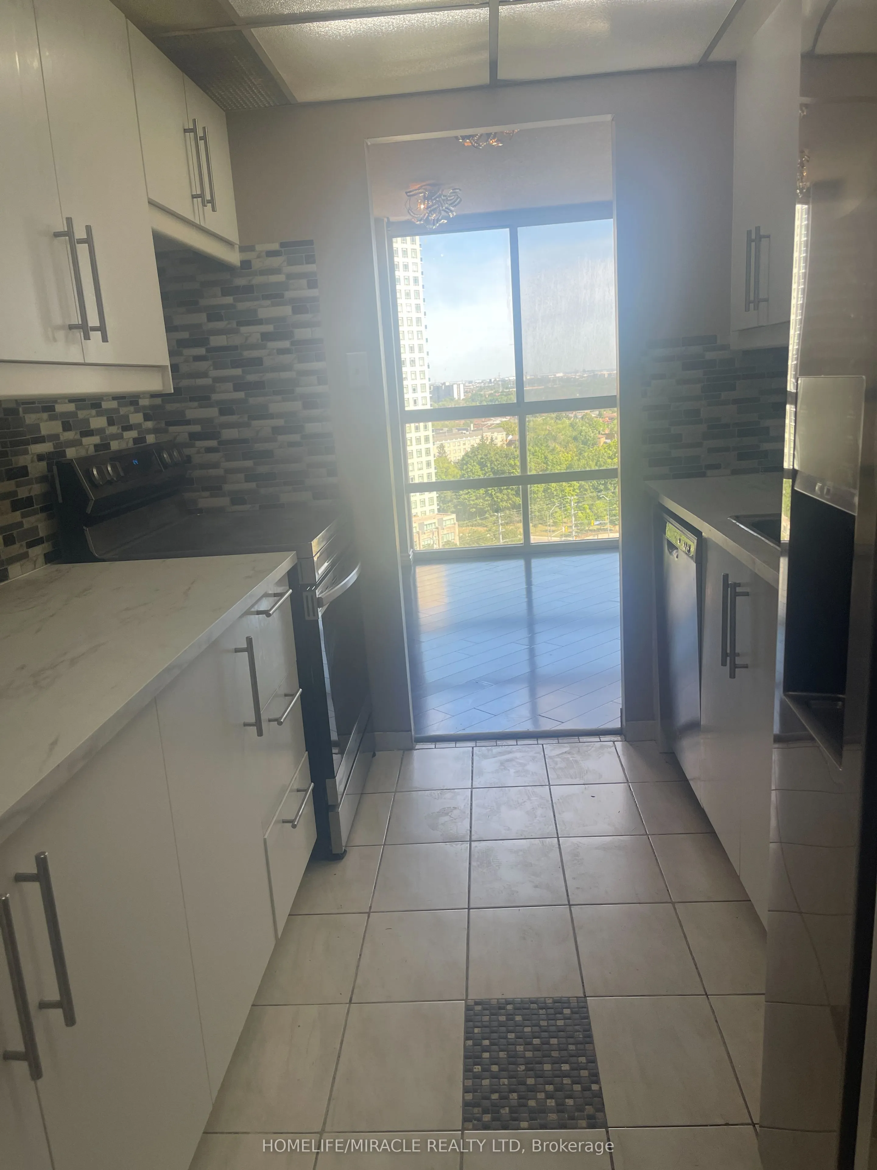 3650 Kaneff Crescent, #1708