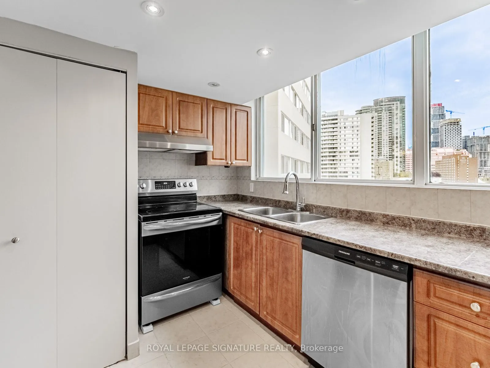 3695 Kaneff Crescent, #1009