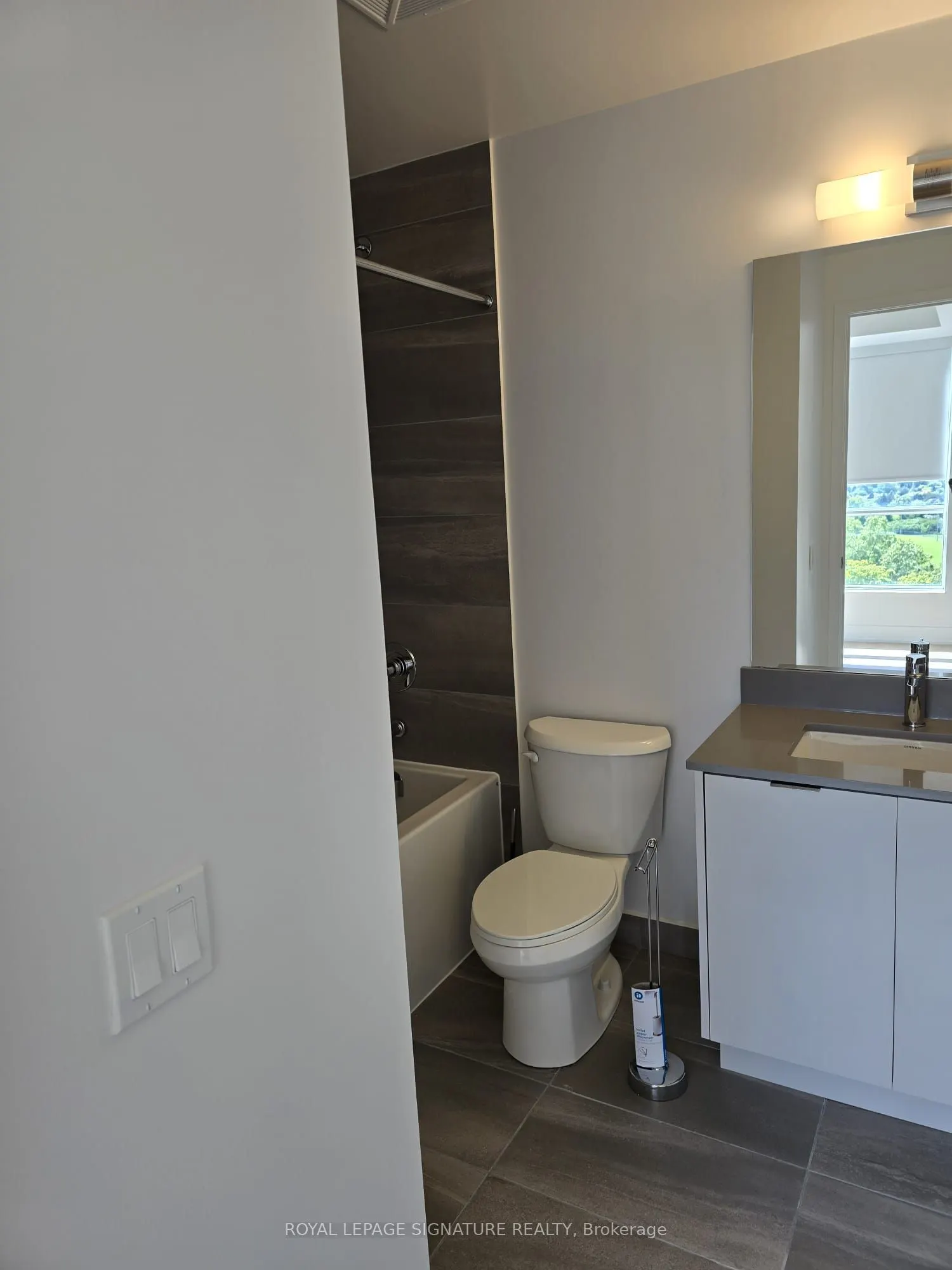 204 Burnhamthorpe Road E, #810