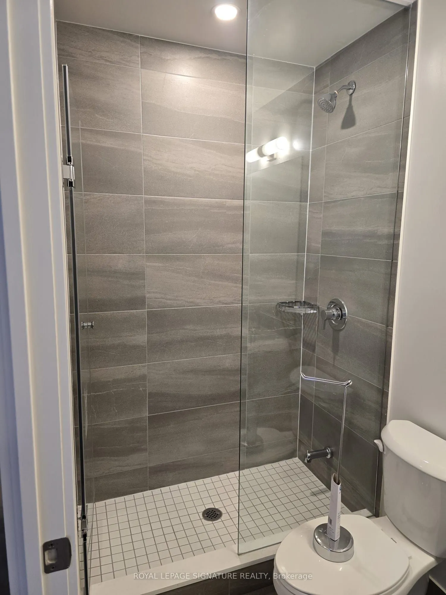 204 Burnhamthorpe Road E, #810