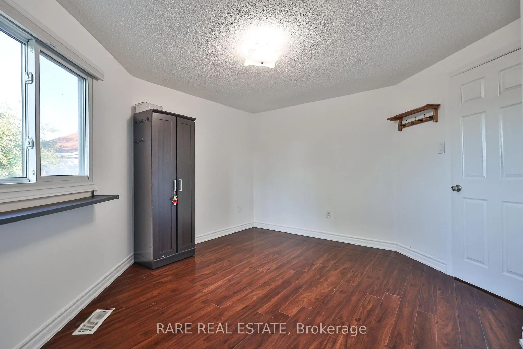 3576 Cherrington Crescent