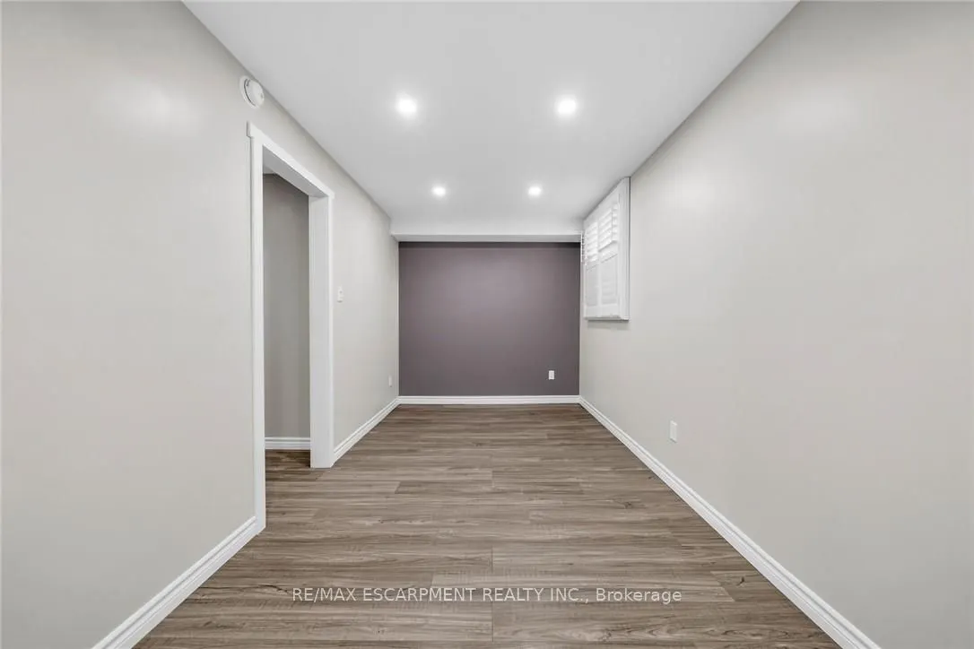 70 Plains Road W, #25