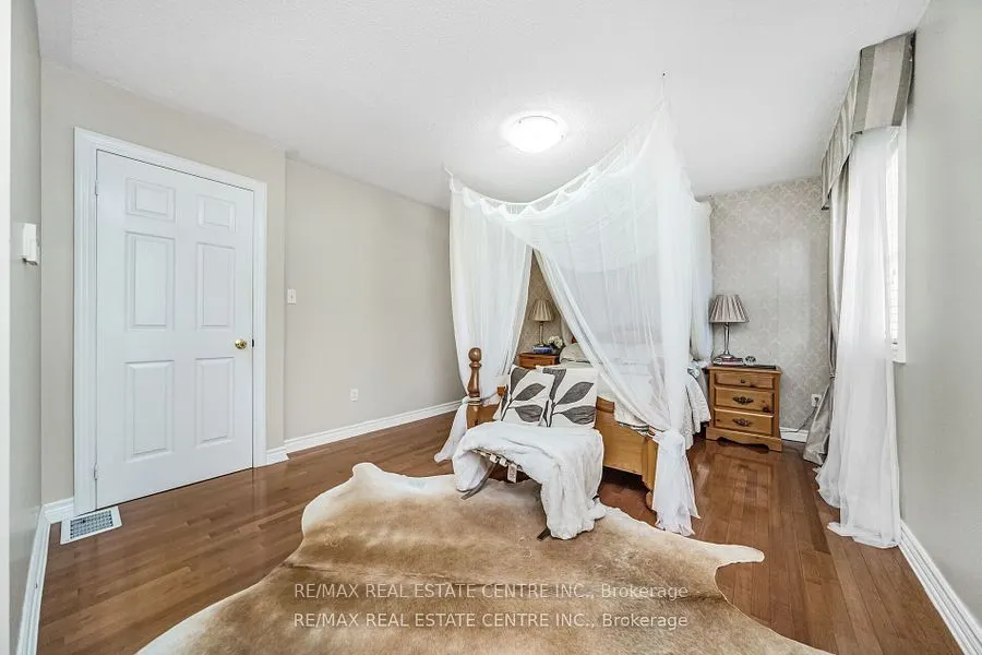 19 Hollowgrove Boulevard
