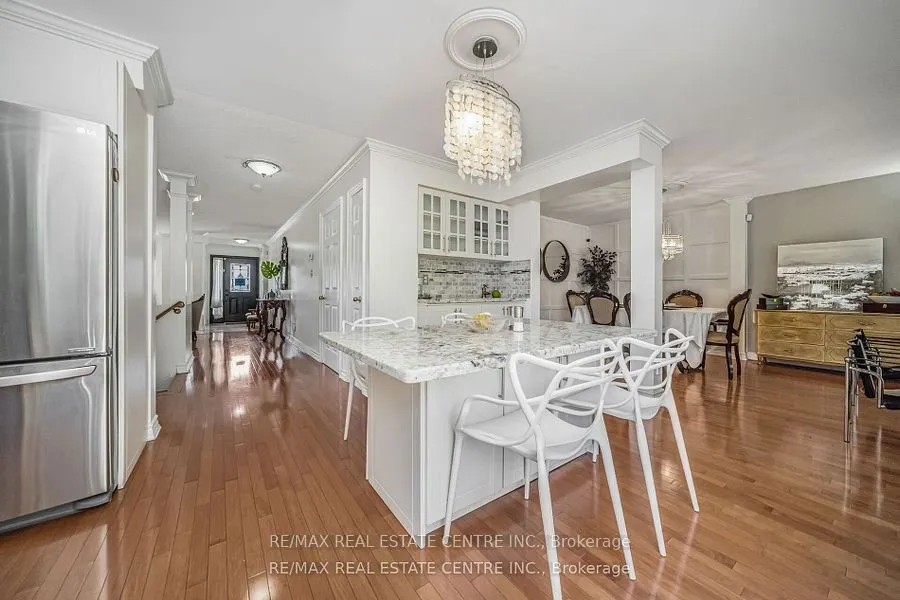 19 Hollowgrove Boulevard