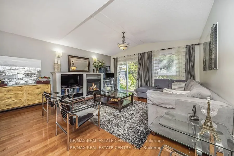 19 Hollowgrove Boulevard