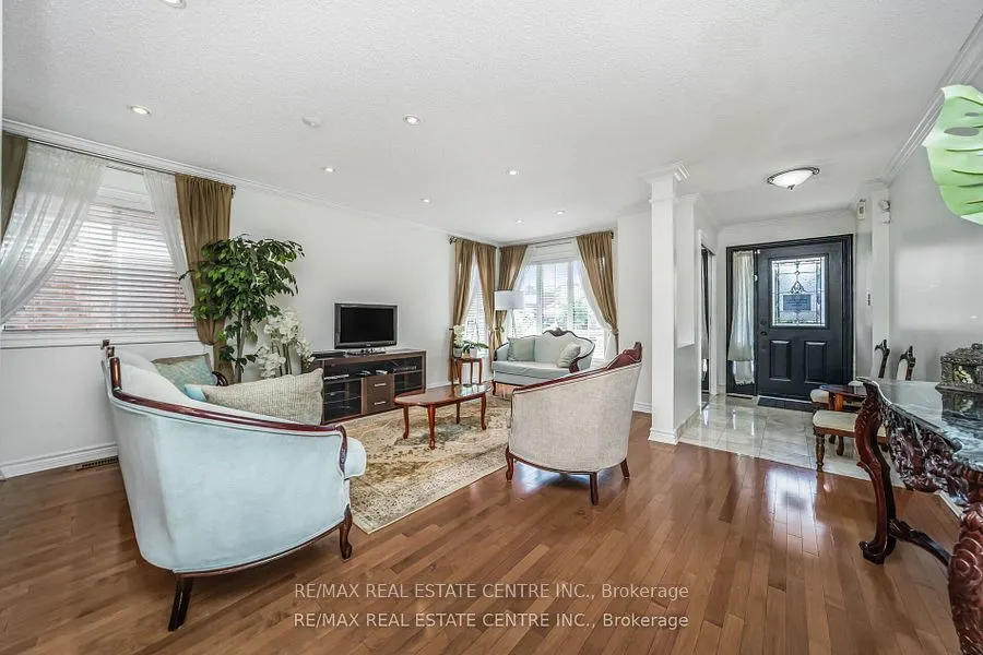 19 Hollowgrove Boulevard