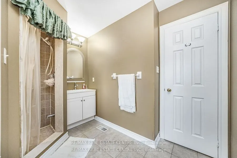 19 Hollowgrove Boulevard