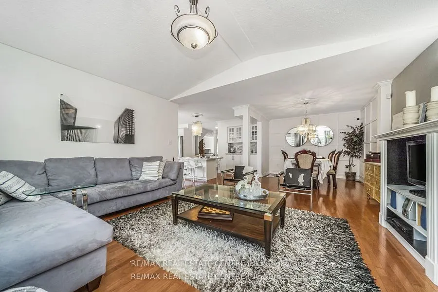 19 Hollowgrove Boulevard