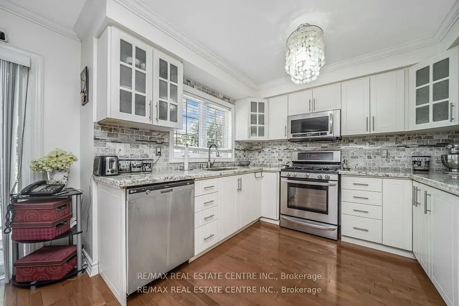 19 Hollowgrove Boulevard