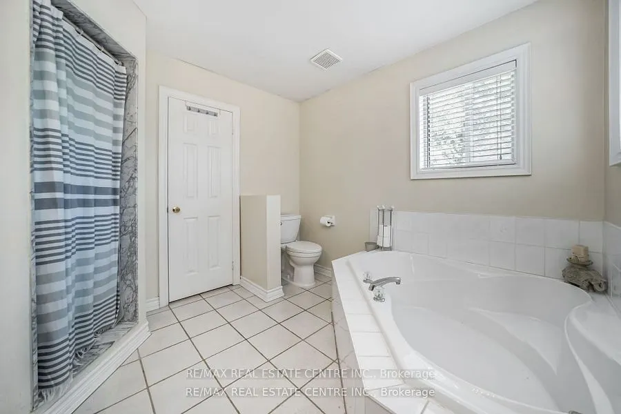 19 Hollowgrove Boulevard