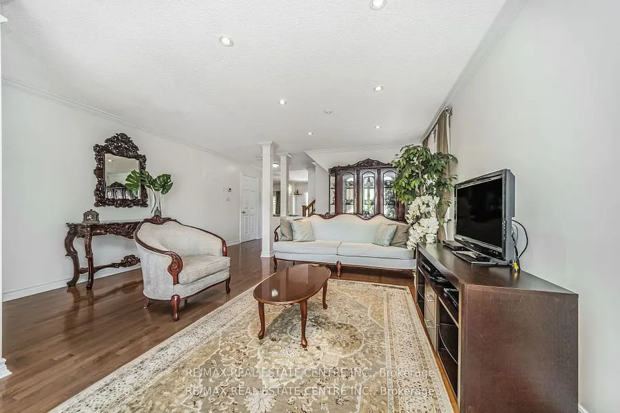 19 Hollowgrove Boulevard