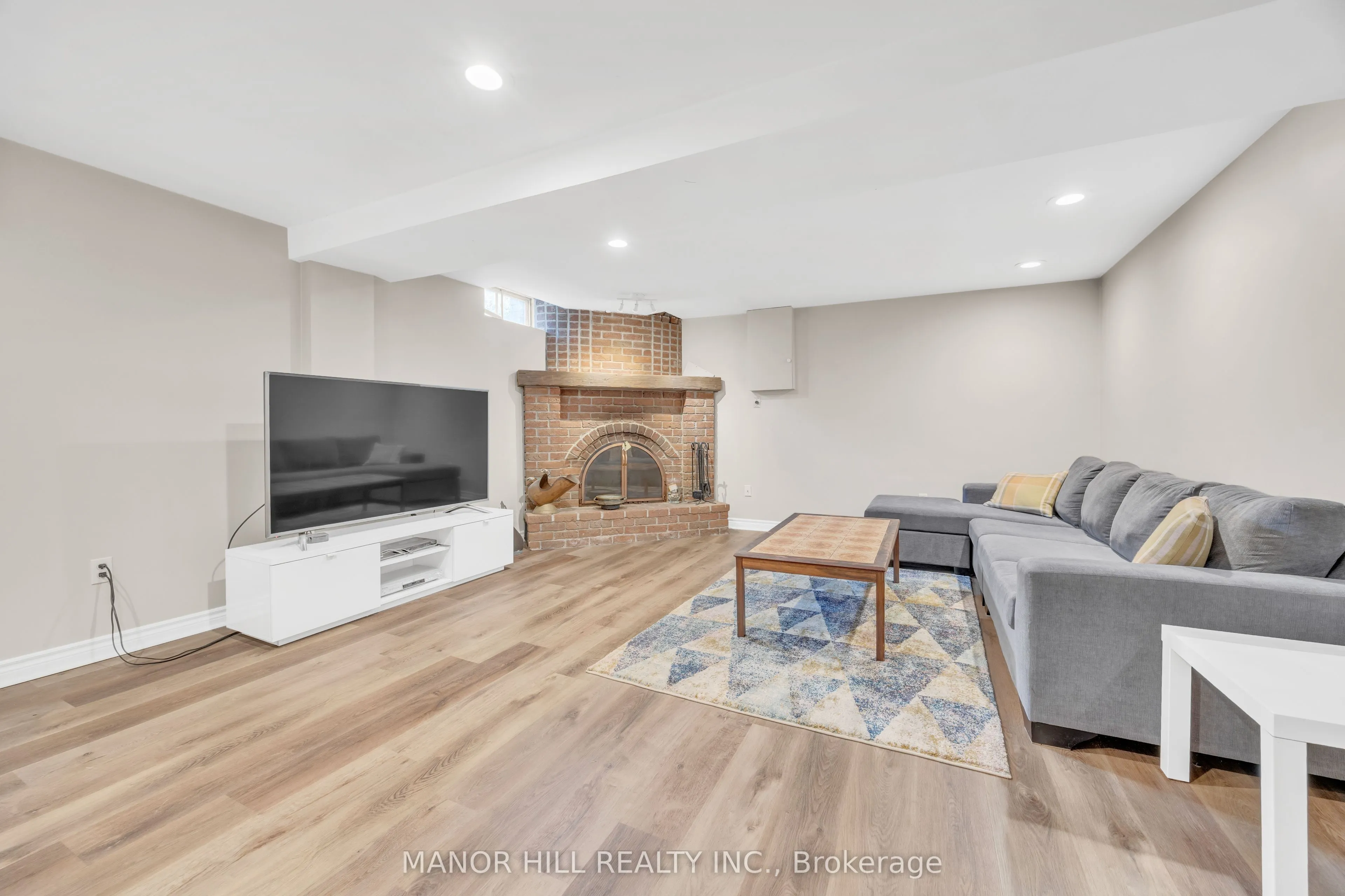 72 Lacewood Crescent