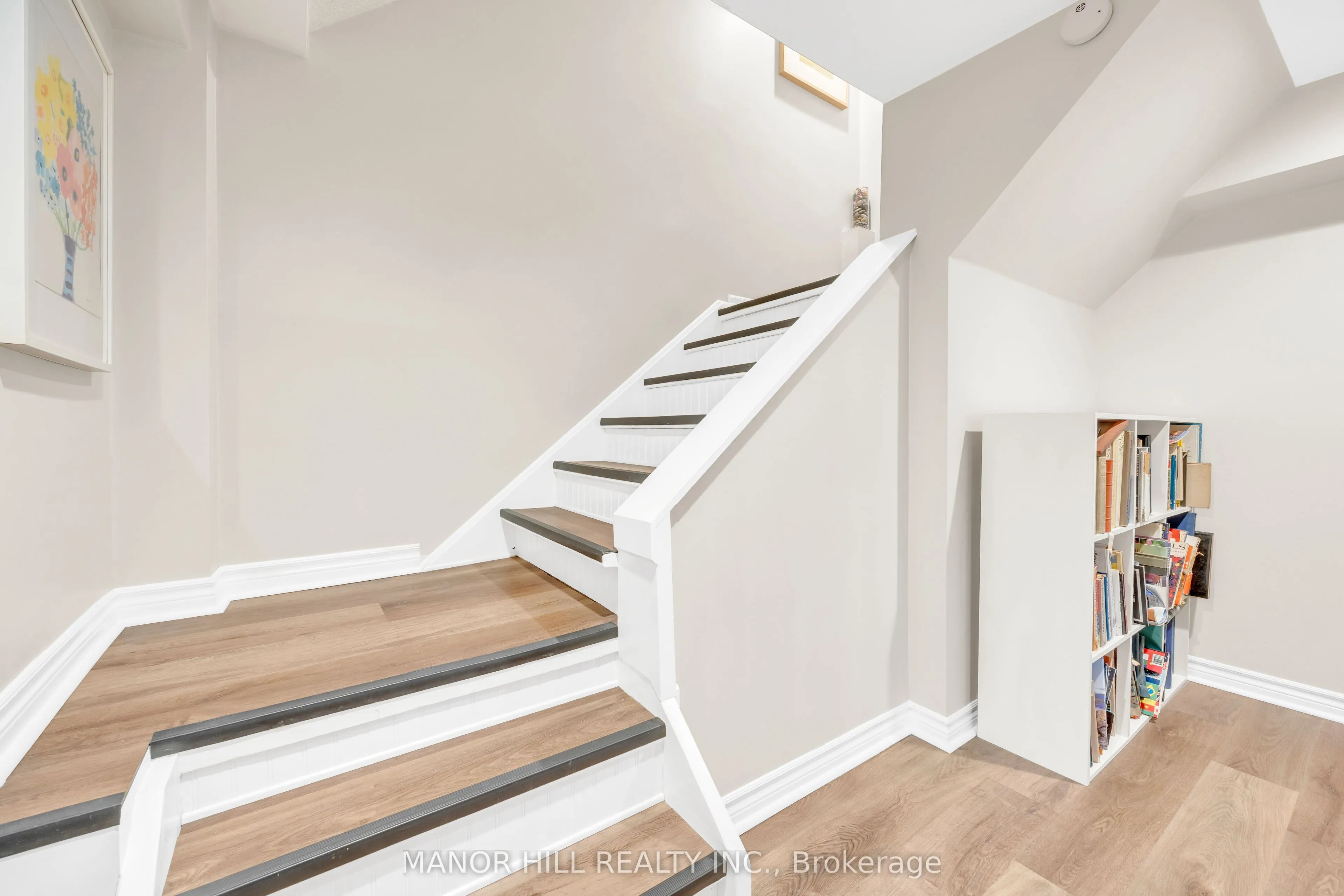 72 Lacewood Crescent