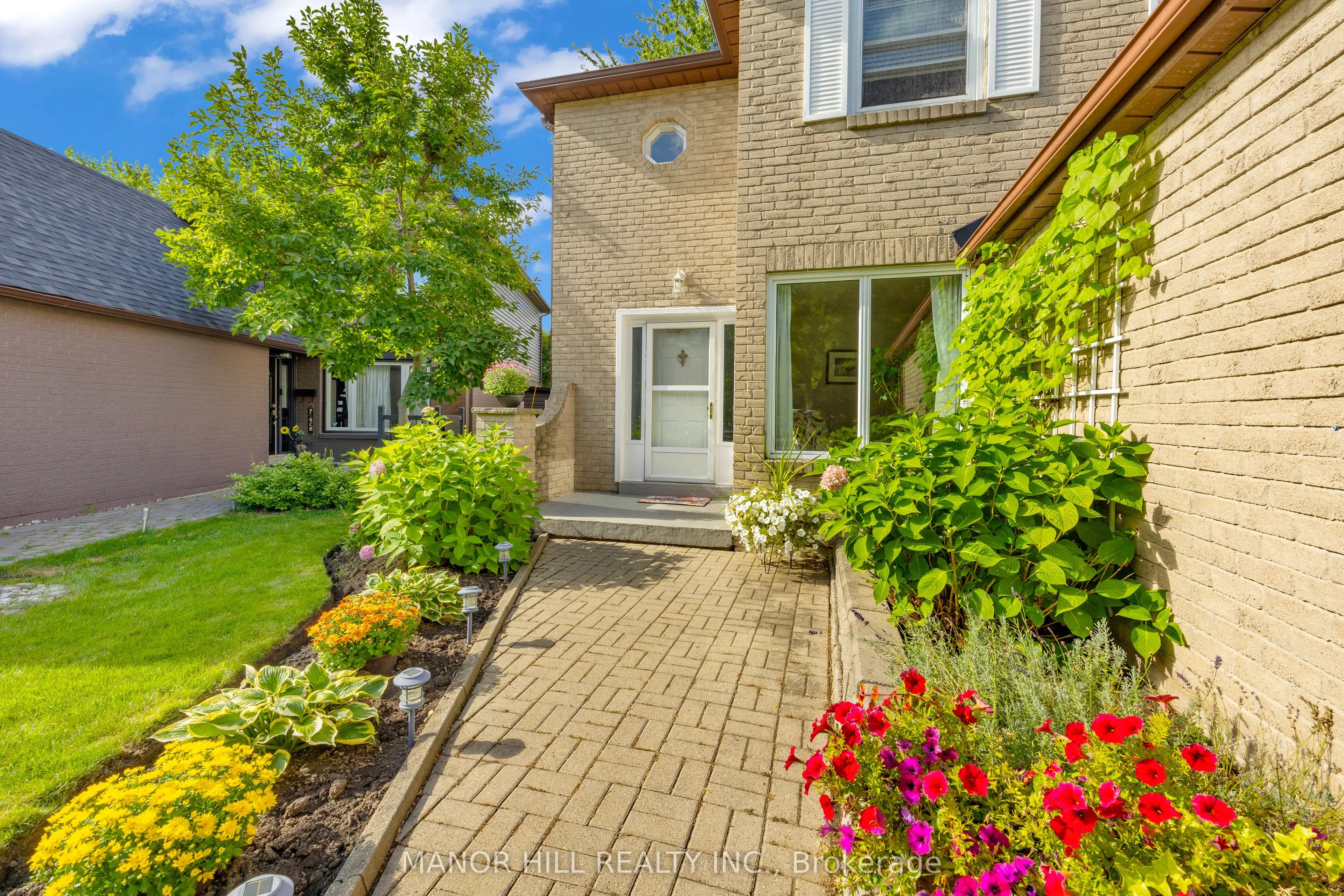 72 Lacewood Crescent
