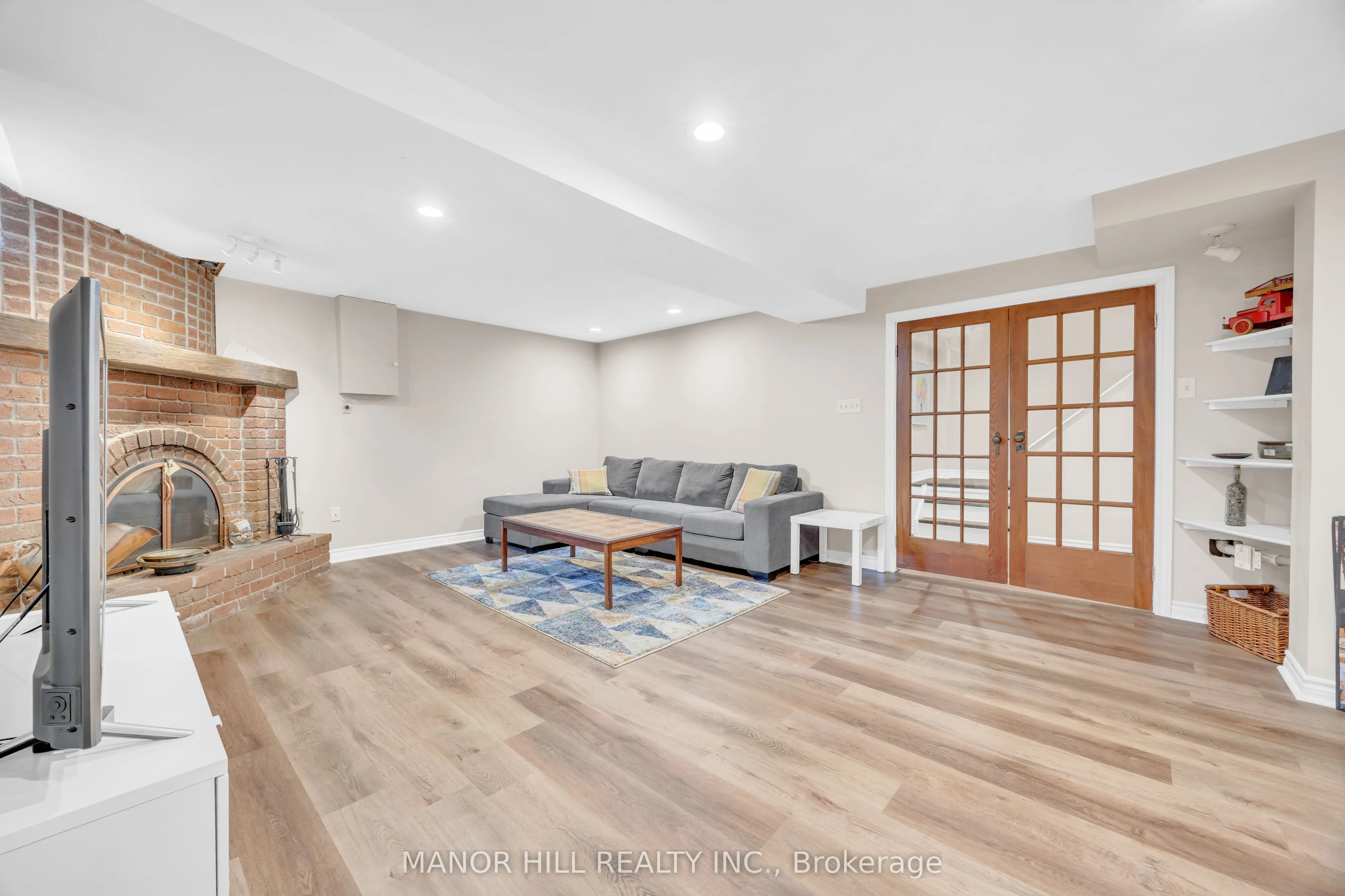 72 Lacewood Crescent